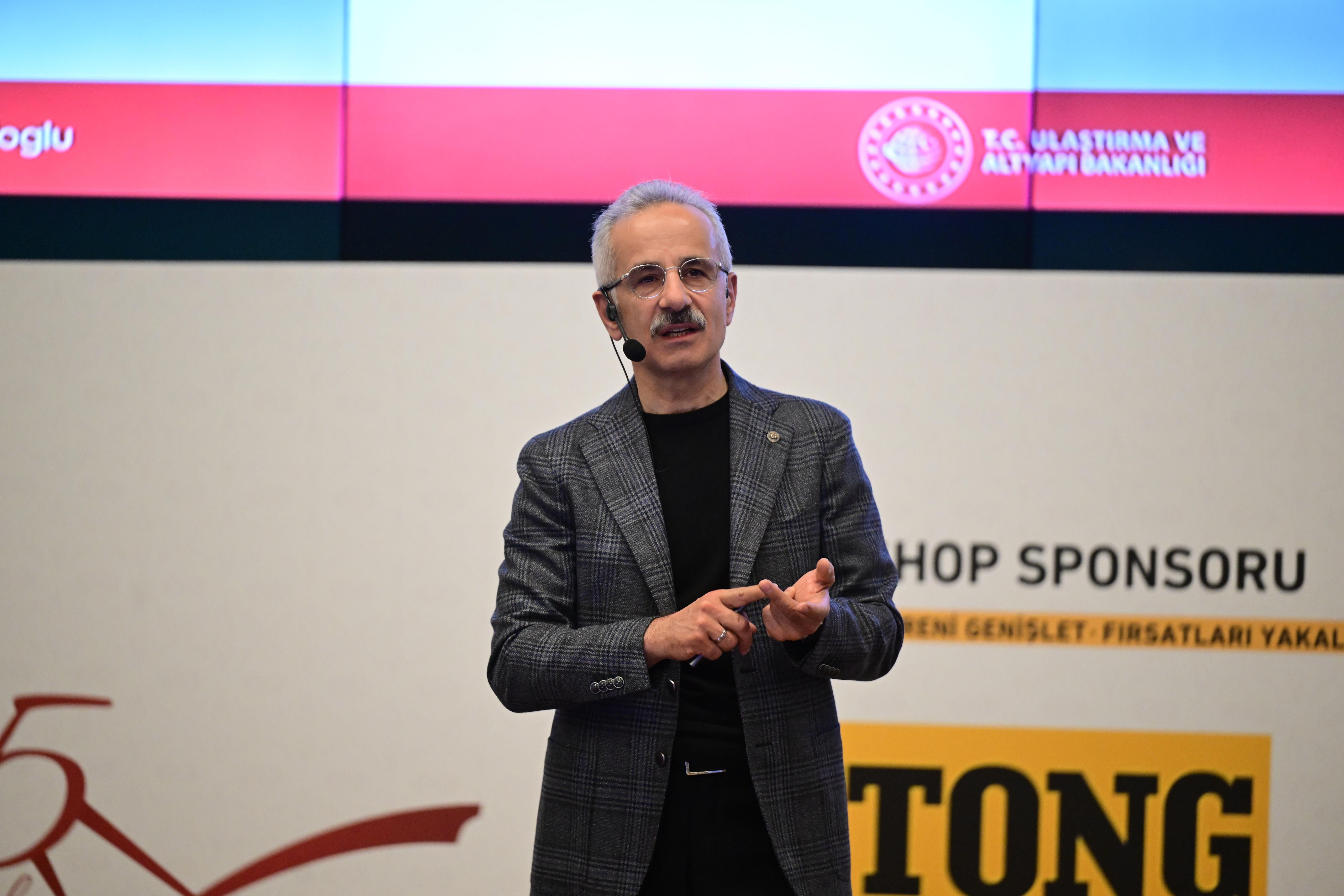 BAKAN URALOĞLU, MÜHENDİS ADAYLARIYLA BİR ARAYA GELDİ