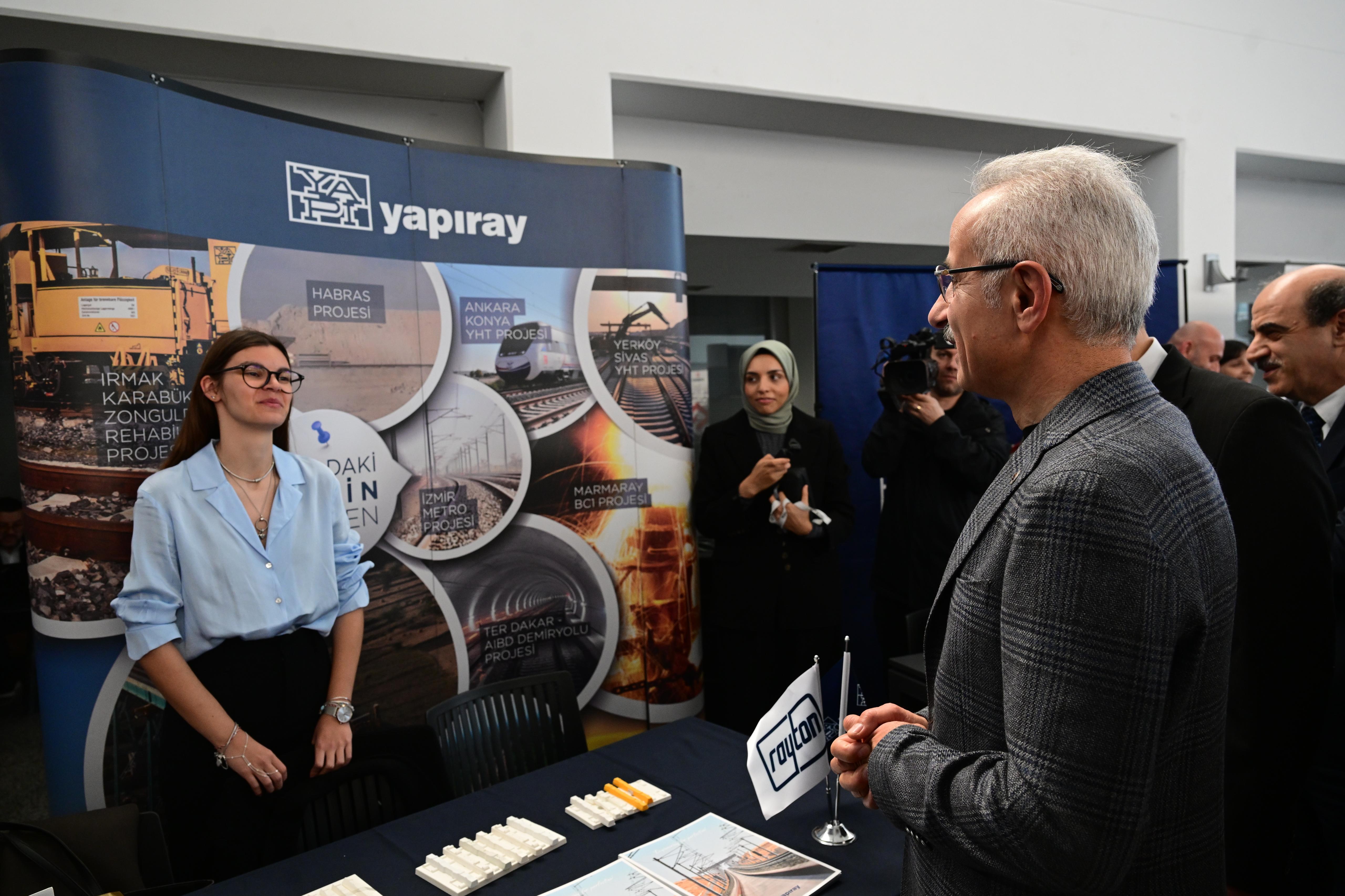 BAKAN URALOĞLU, MÜHENDİS ADAYLARIYLA BİR ARAYA GELDİ