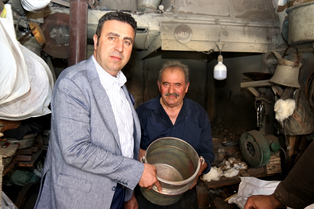 KALAYCILIK VE BAKIRCILIK MESLEKİ YOK OLUYOR KALAYCILIK VE BAKIRCILIK MESLEKİ YOK OLUYOR