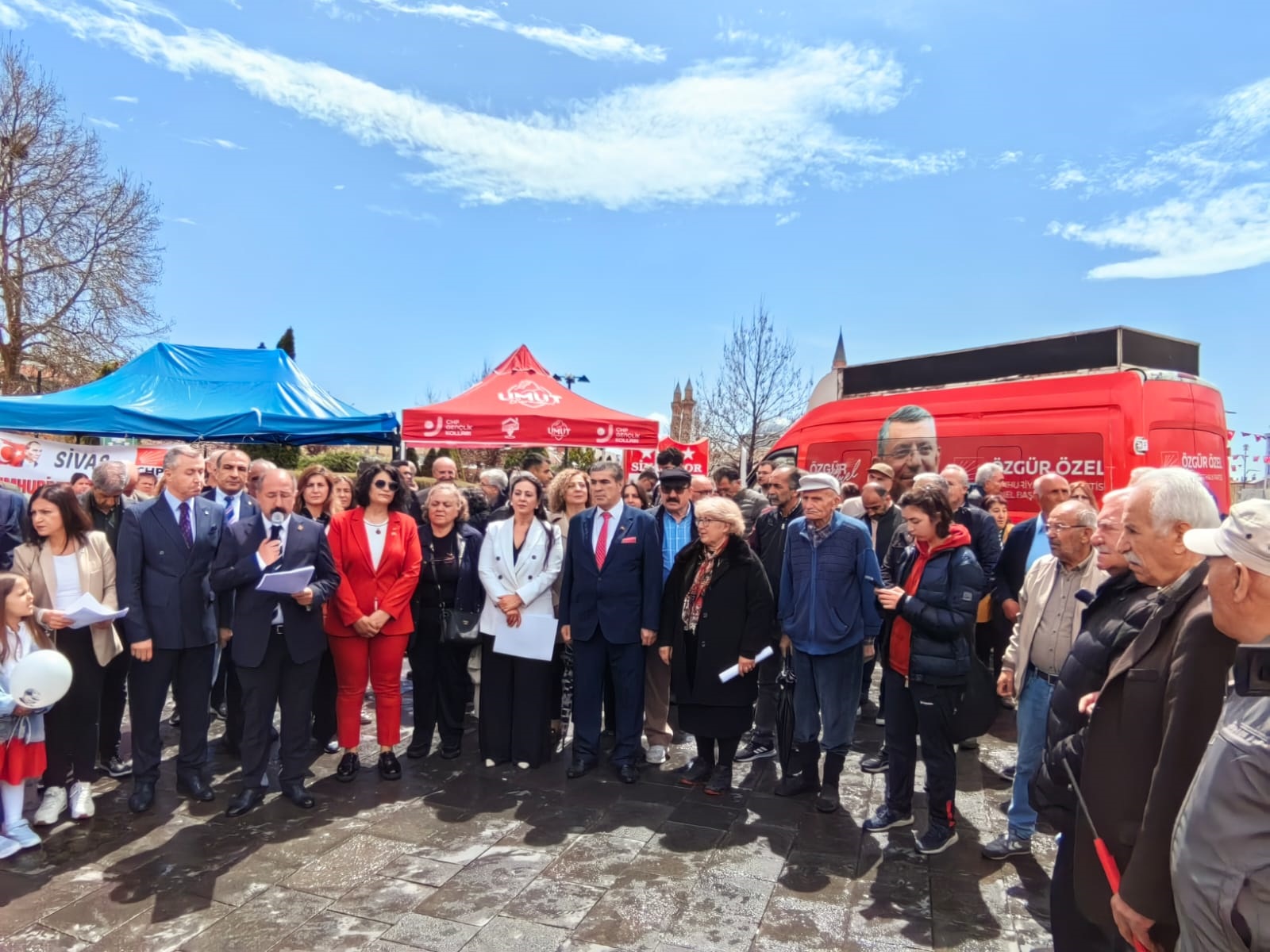 Cumhuriyet Halk Partisi 23 Nisan Ulusal Egemenlik ve Çocuk Bayramı kapsamında Çelenk sunma töreni yaptı Cumhuriyet Halk Partisi 23 Nisan Ulusal Egemenlik ve Çocuk Bayramı kapsamında Çelenk sunma töreni yaptı