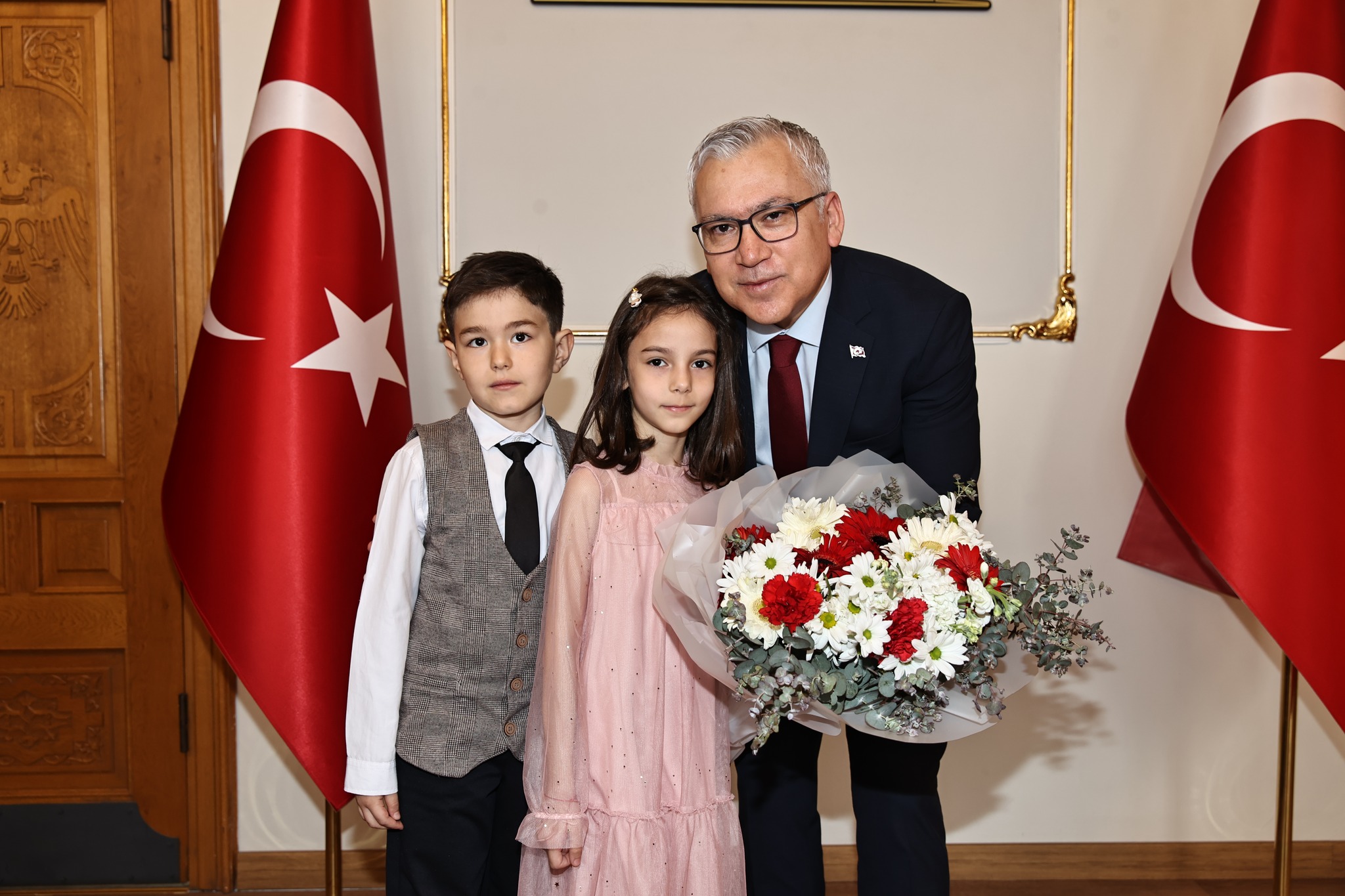 Vali Yılmaz Şimşek, 23 Nisan Ulusal Egemenlik ve Çocuk Bayramı'nın 105. yılı münasebetiyle Şehit Hakan Yurtoğlu İlkokulu 2. sınıf öğrencileri Ravza Hüma Özdem ve Raif Asaf Çelik’e devretti