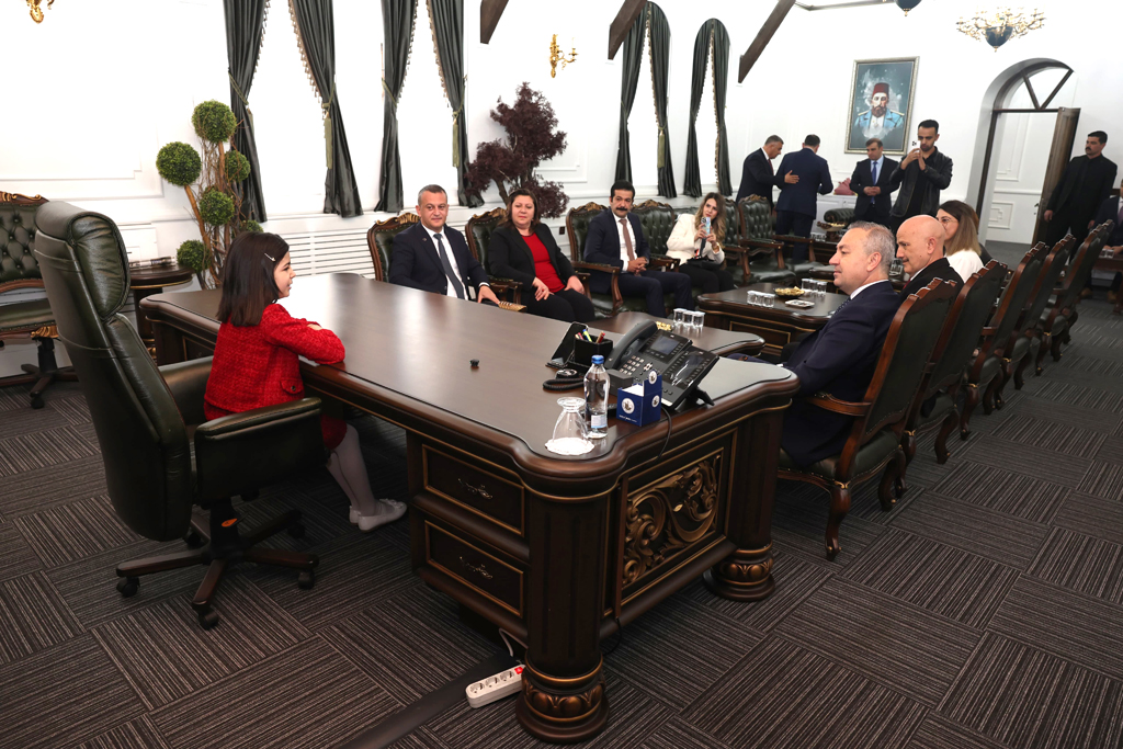 BAŞKAN UZUN, MAKAMINI ÇOCUK BAŞKANA DEVRETTİ