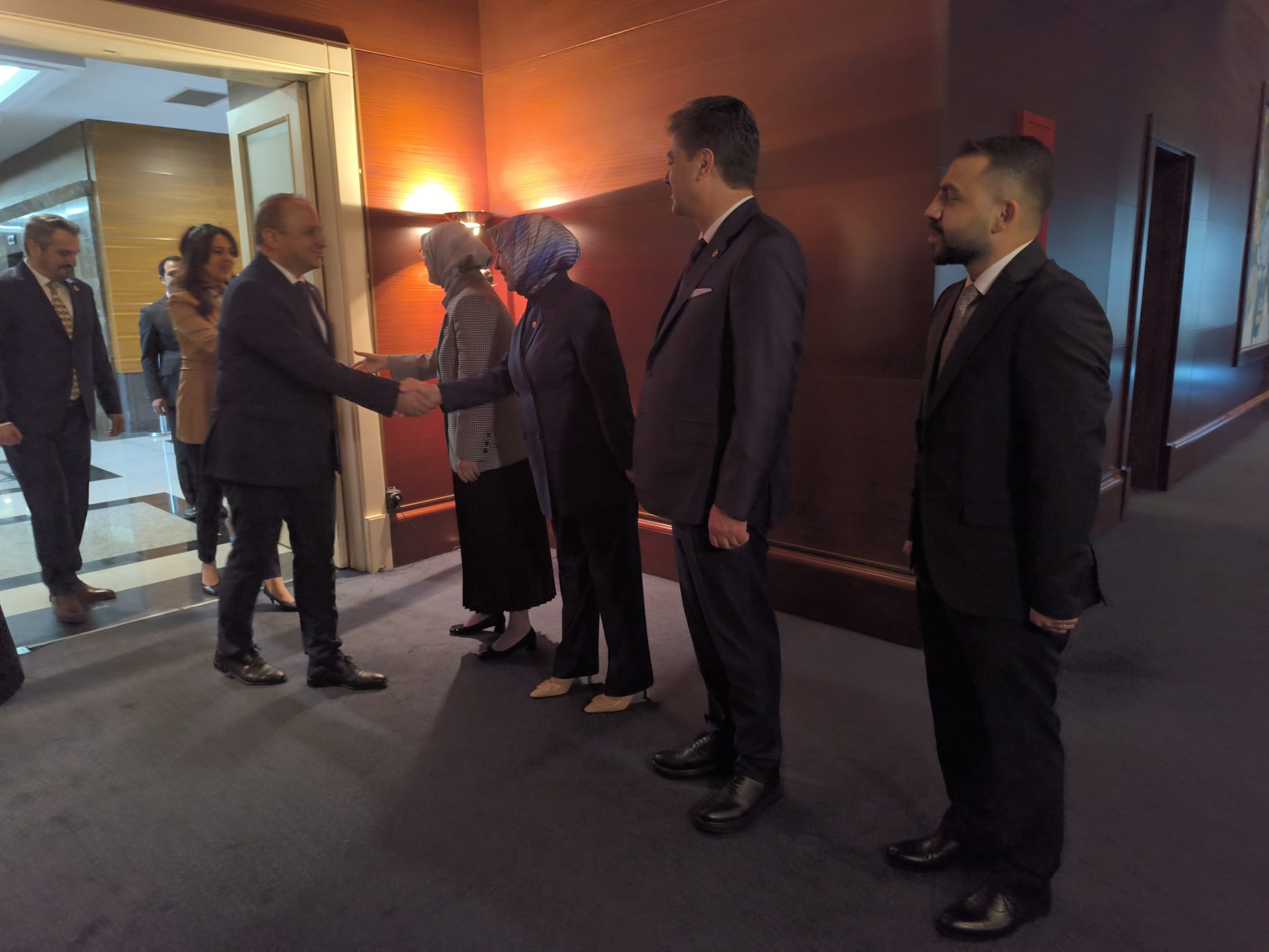 AK Parti Kadın Kolları Genel Başkan Yardımcısı ve Sivas Miletvekili Rukiye Toy'un da içerisinde olduğu heyet siyasi parti temsilcileriyle bayramlaştı