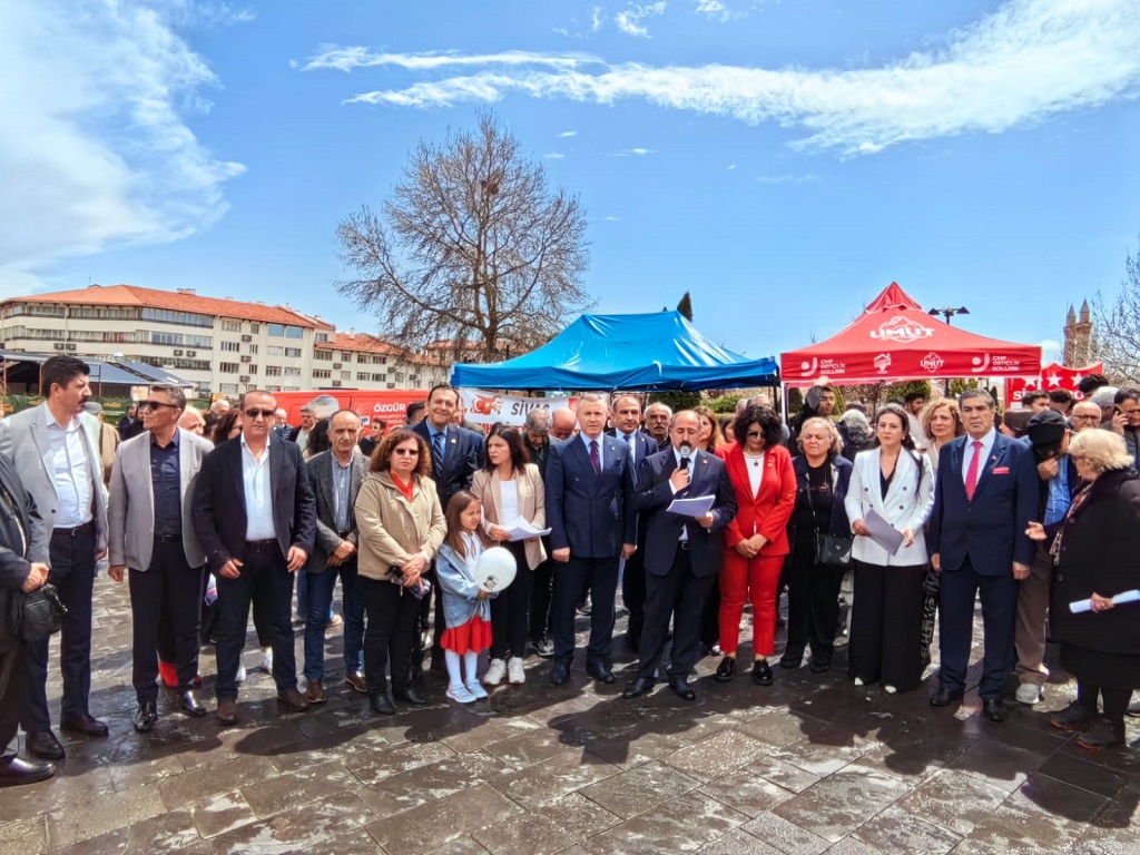 Cumhuriyet Halk Partisi 23 Nisan Ulusal Egemenlik ve Çocuk Bayramı kapsamında Çelenk sunma töreni yaptı Cumhuriyet Halk Partisi 23 Nisan Ulusal Egemenlik ve Çocuk Bayramı kapsamında Çelenk sunma töreni yaptı