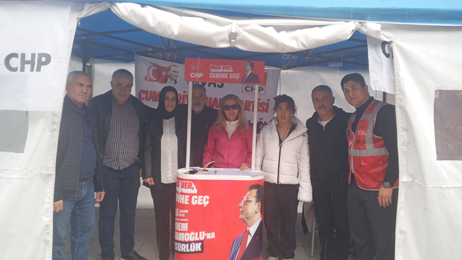 CHP İmza standına yoğun ilgi var