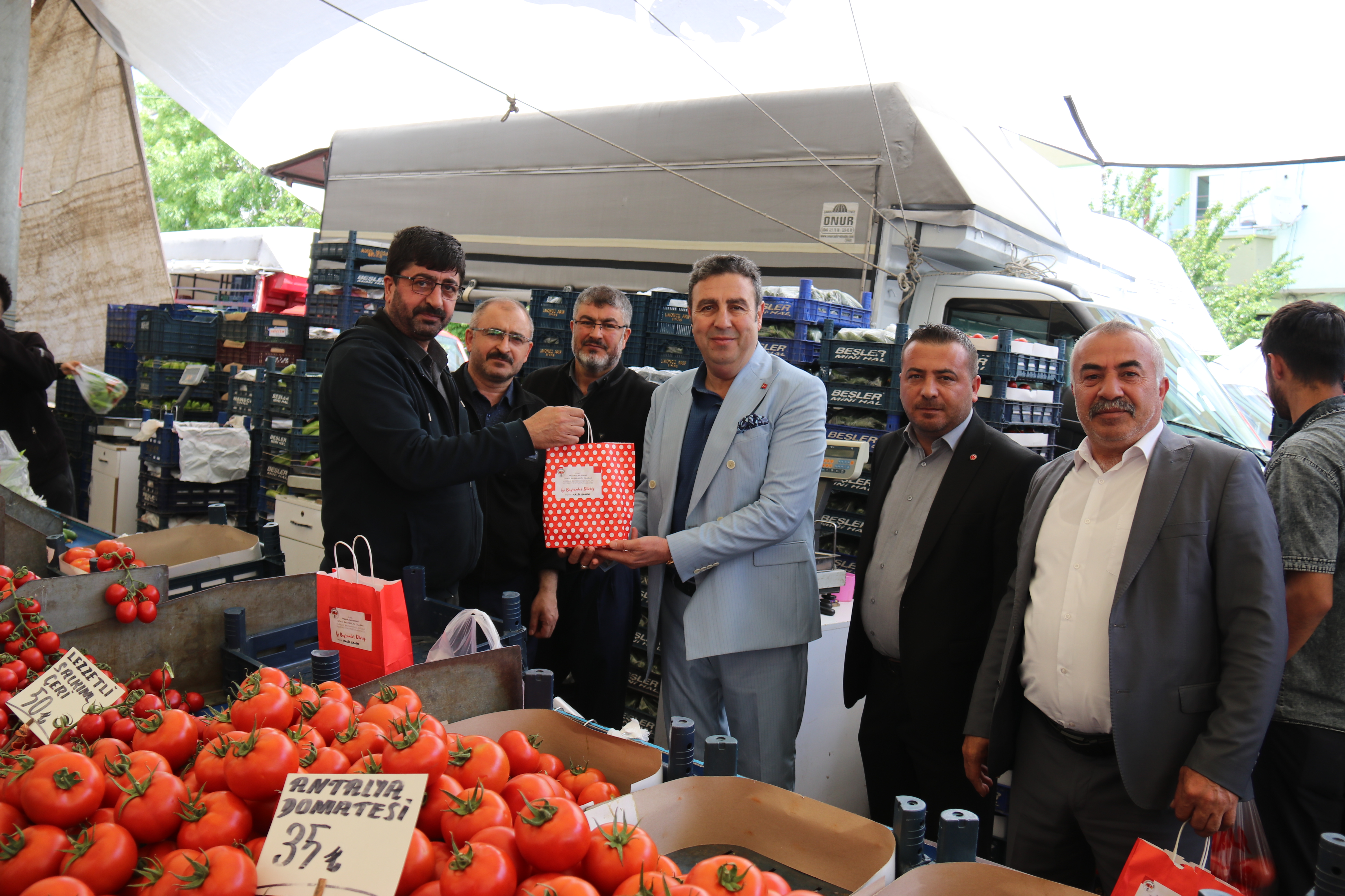 VATANDAŞLARA GÜL, ESNAFA BAYRAMLIK HEDİYE ETTİLER VATANDAŞLARA GÜL, ESNAFA BAYRAMLIK HEDİYE ETTİLER