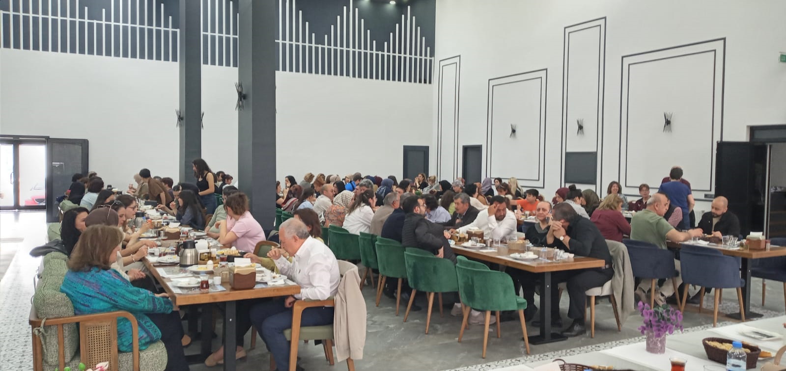 Sivas Eğitim Kültür Derneği kahvaltı programı düzenledi Sivas Eğitim Kültür Derneği kahvaltı programı düzenledi