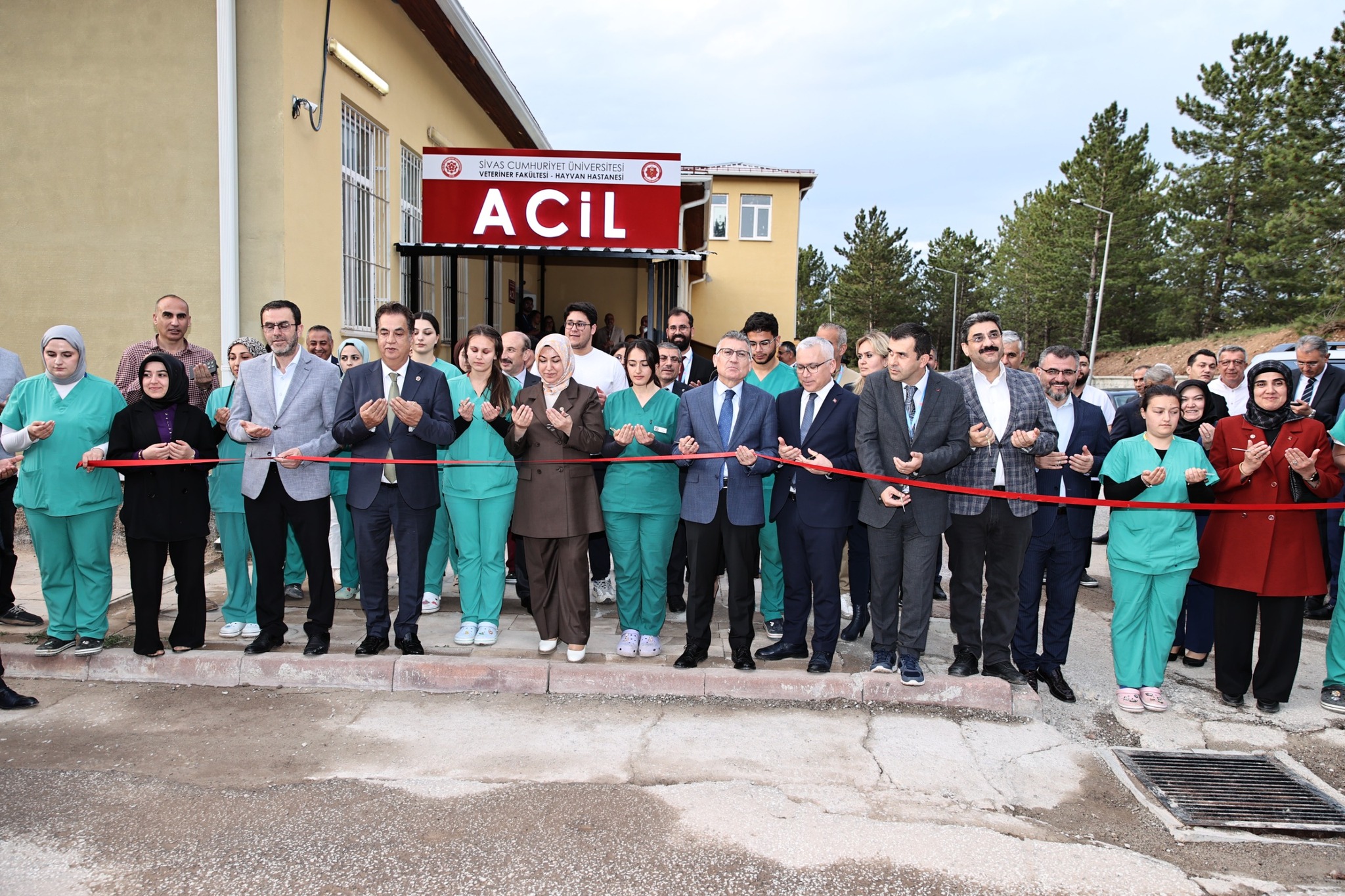 Cumhuriyet Üniversitesi Sağlık Hizmetleri Uygulama ve Araştırma Hastanesi inşaatında incelemelerde bulundu