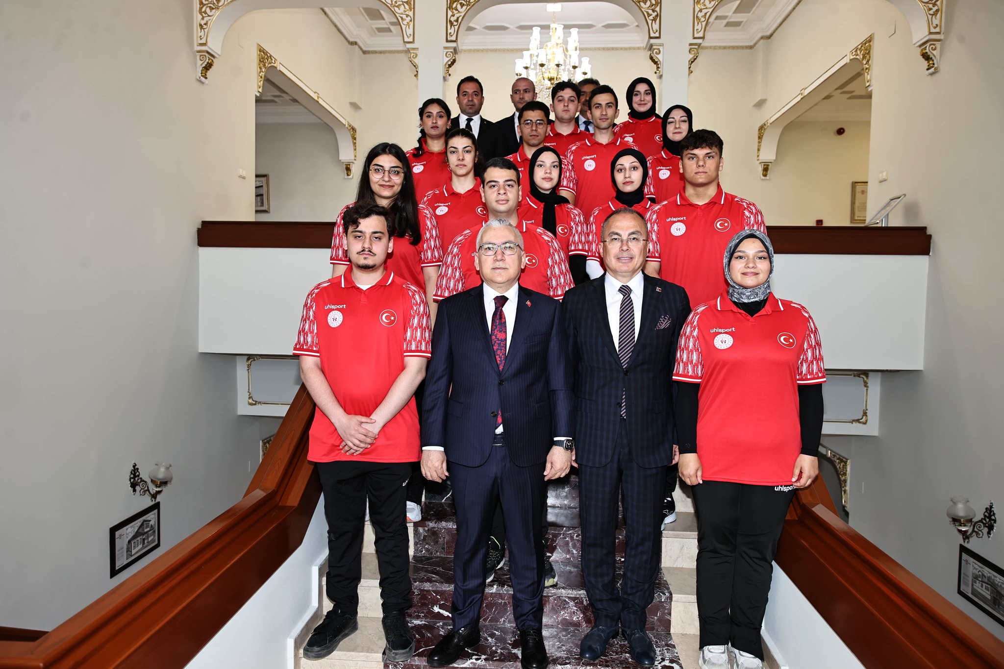 Sivas Gençlik ve Spor İl Müdürü  Ertem, sporcular ile Vali Şimşek'i ziyaret ettiler