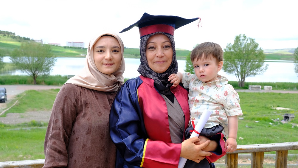 Diplomasını Torunu İle Birlikte Aldı