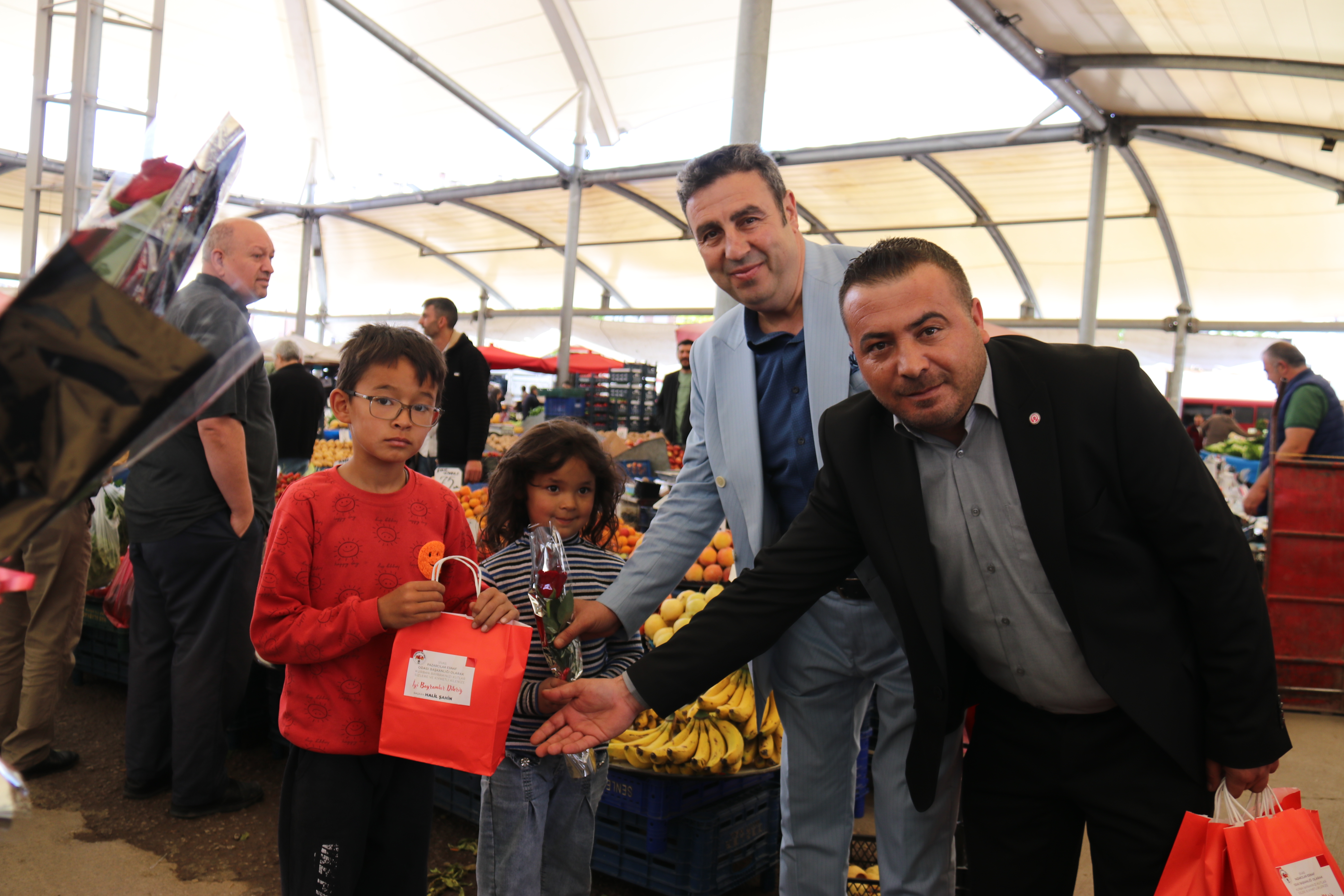 VATANDAŞLARA GÜL, ESNAFA BAYRAMLIK HEDİYE ETTİLER VATANDAŞLARA GÜL, ESNAFA BAYRAMLIK HEDİYE ETTİLER