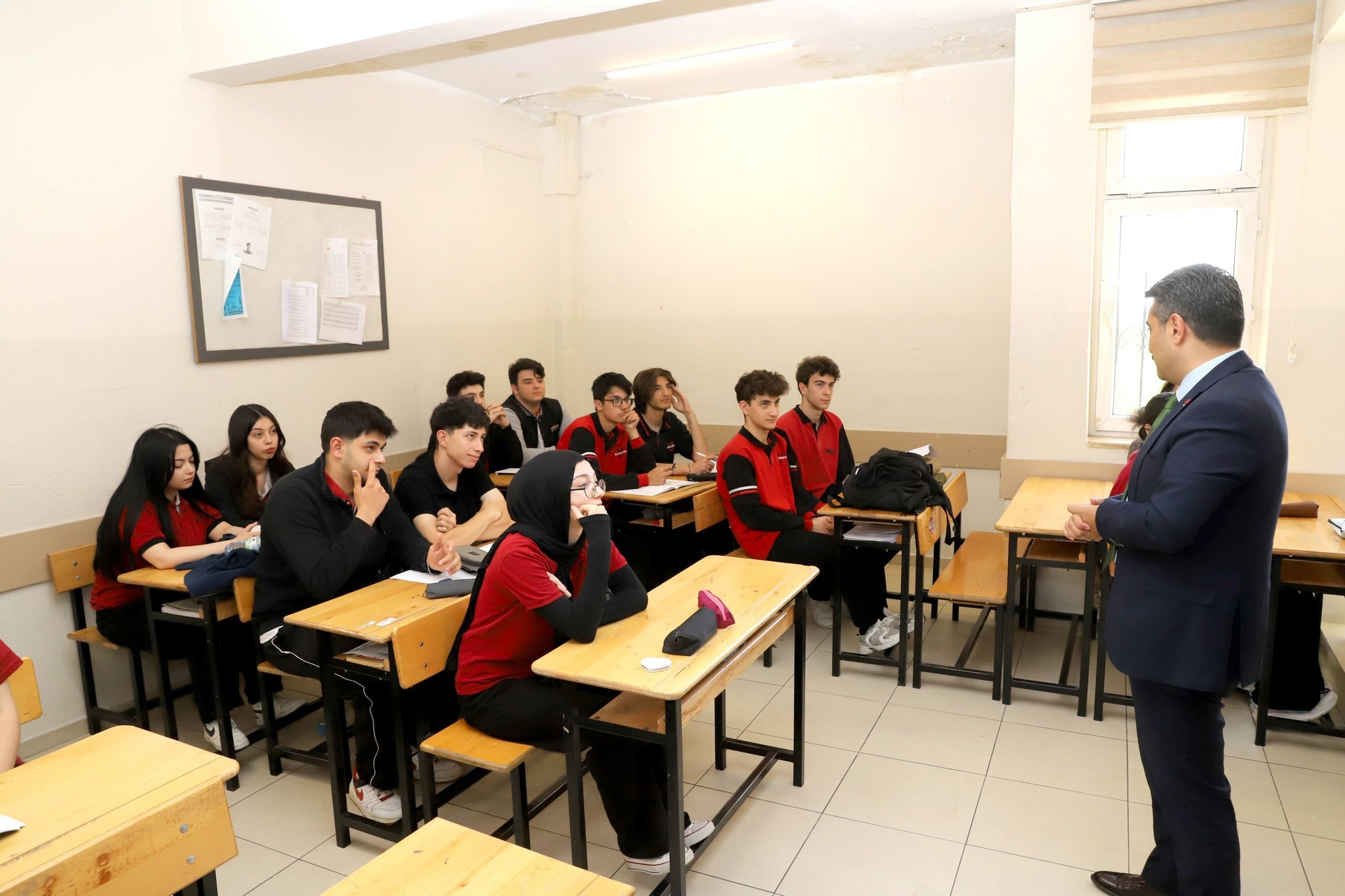 Millî Eğitim Müdürü Fatih Erdoğan, Hacı Mehmet Sabancı Anadolu Lisesini ziyaret etti