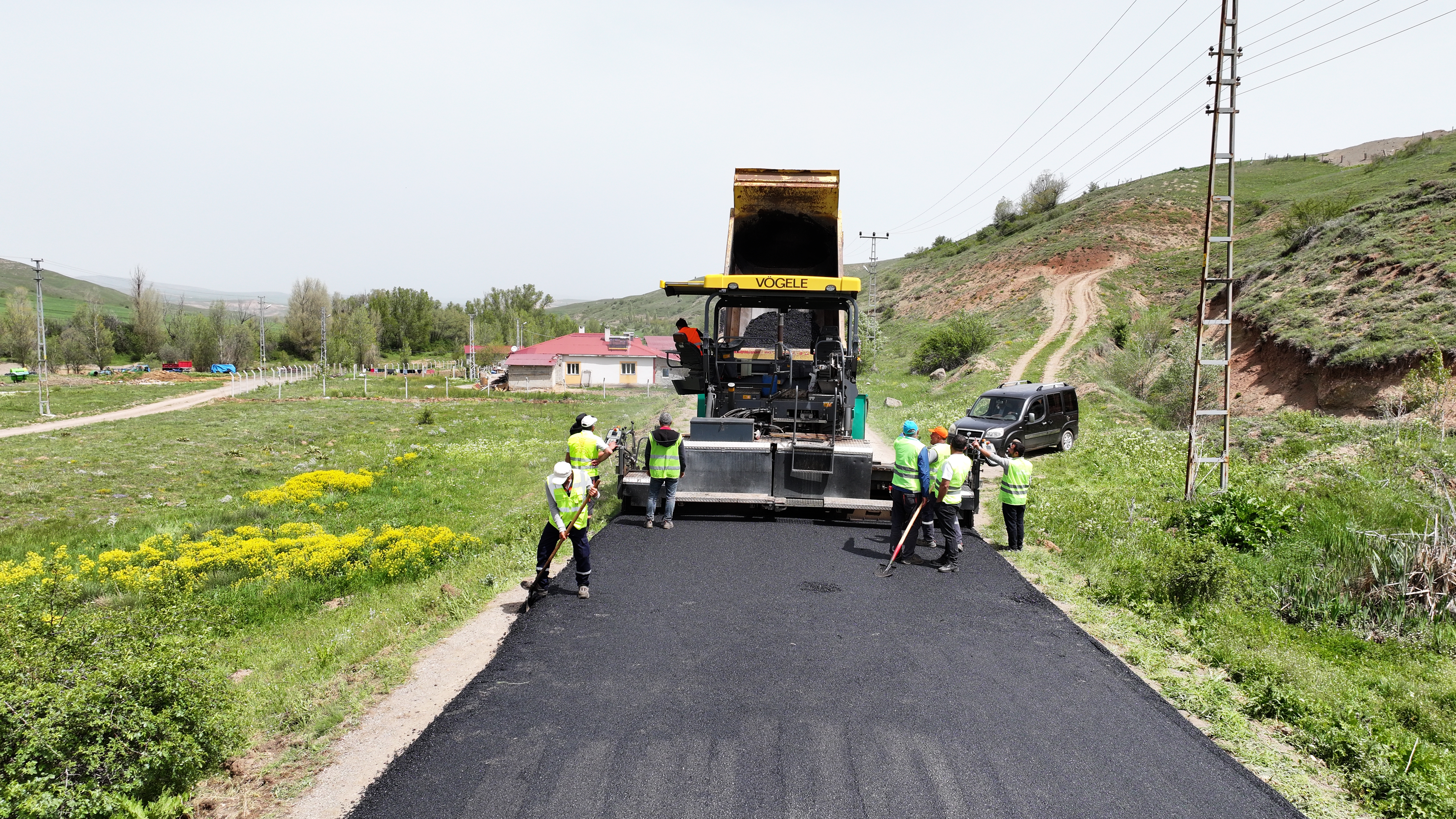 Sivas’ta Köy Yollarının Standartı Artıyor Sivas’ta Köy Yollarının Standartı Artıyor