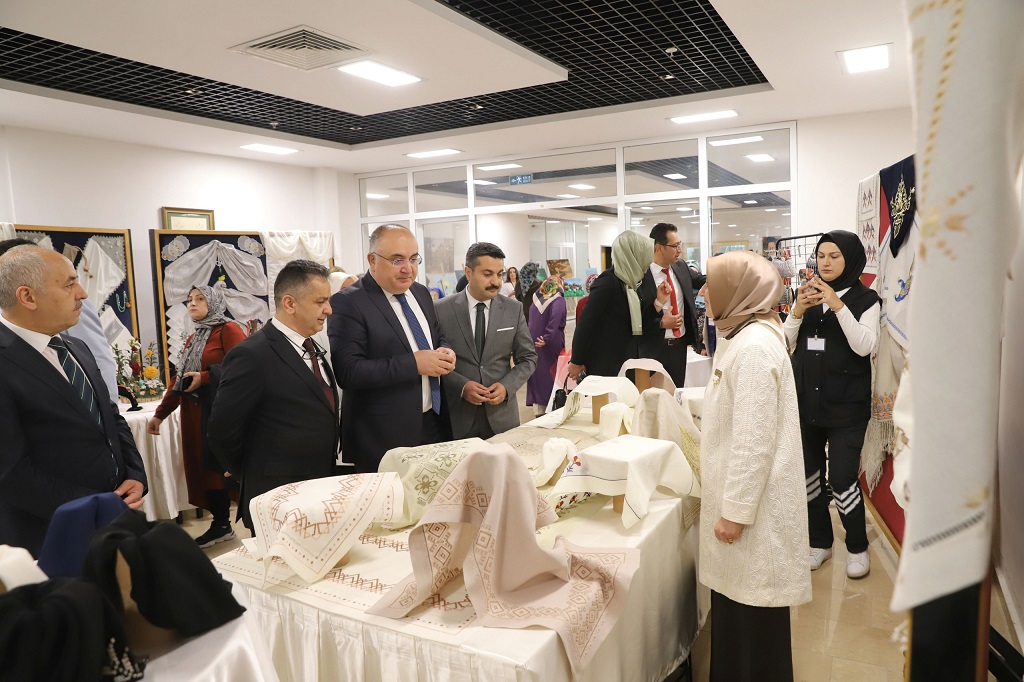 Yaygın Eğitim Kursları Yıl sone sergisi açtı