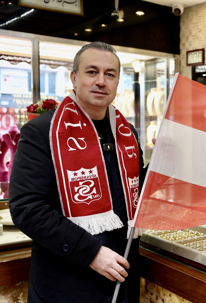 Belediye Başkanı Dr Adem Uzundan Sivasspora Destek Belediye Başkanı Dr Adem Uzundan Sivasspora Destek