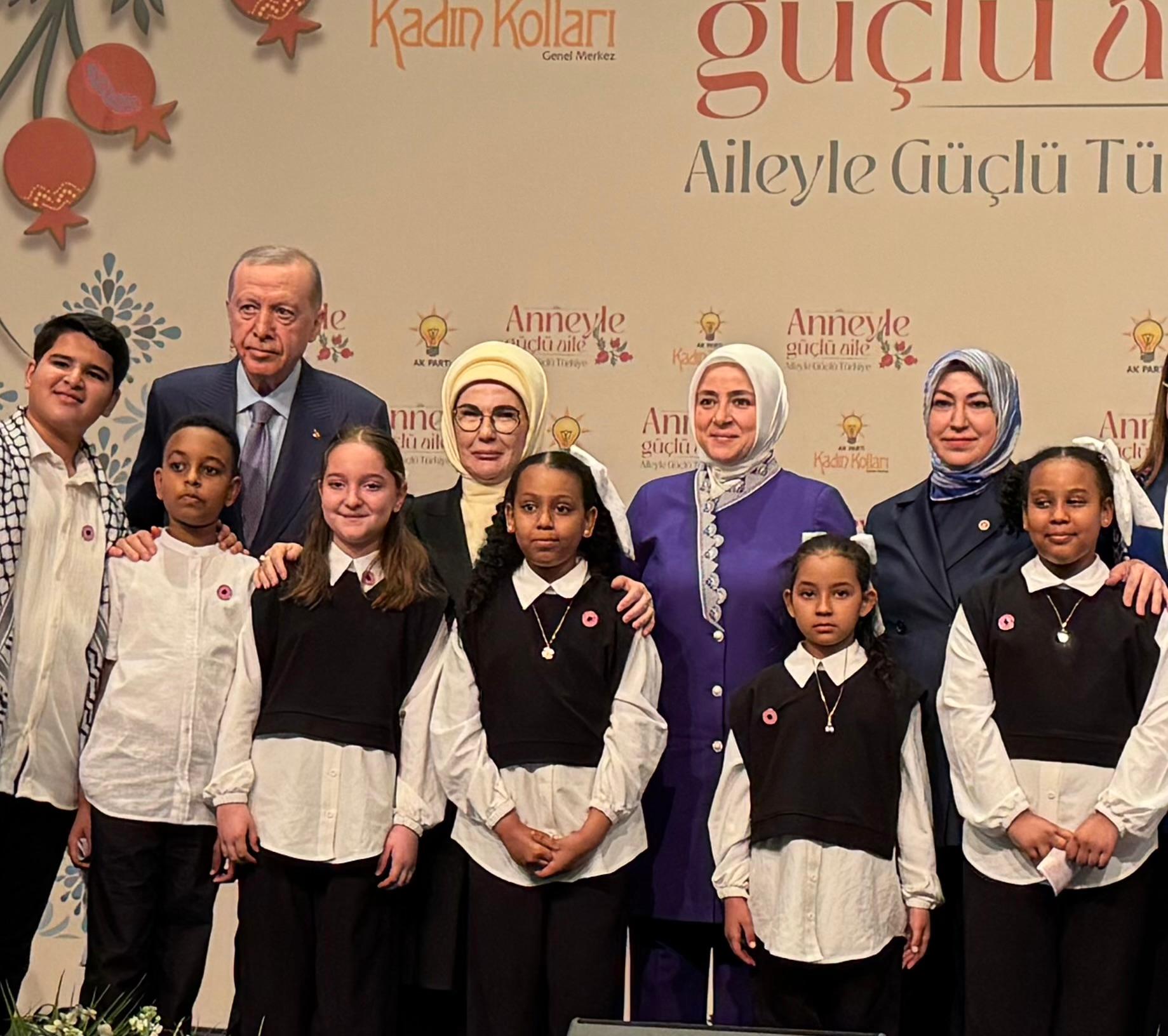 "Anneyle Güçlü Aile, Aileyle Güçlü Türkiye" "Anneyle Güçlü Aile, Aileyle Güçlü Türkiye"