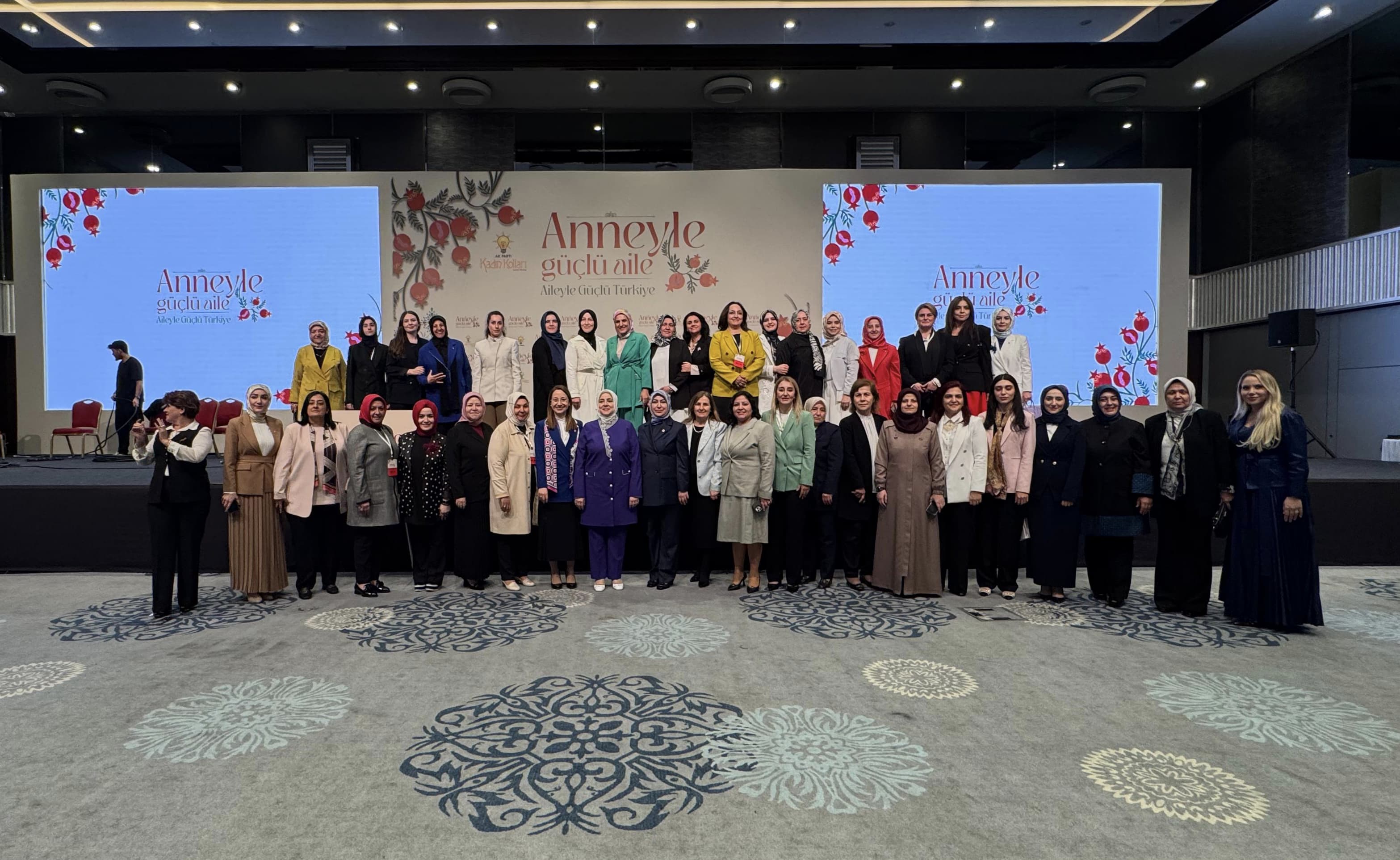 "Anneyle Güçlü Aile, Aileyle Güçlü Türkiye" "Anneyle Güçlü Aile, Aileyle Güçlü Türkiye"