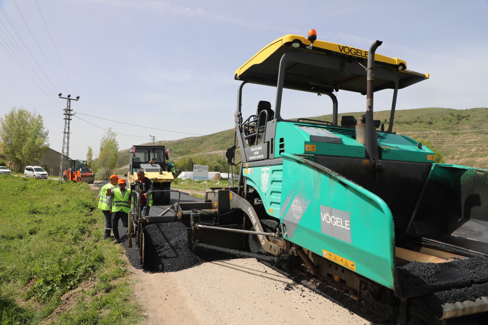Sivas’ta Köy Yollarının Standartı Artıyor Sivas’ta Köy Yollarının Standartı Artıyor