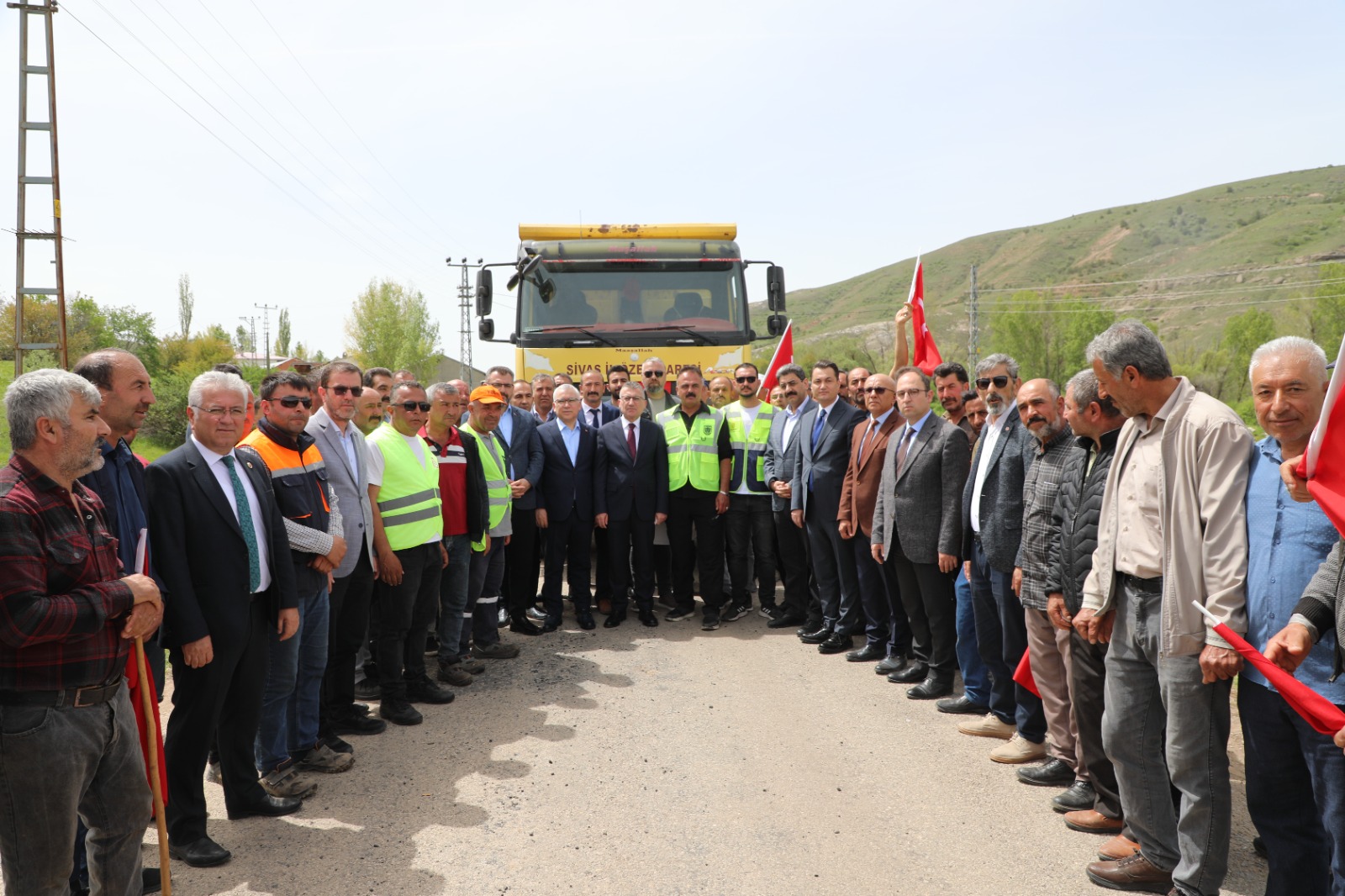 Sivas’ta Köy Yollarının Standartı Artıyor Sivas’ta Köy Yollarının Standartı Artıyor