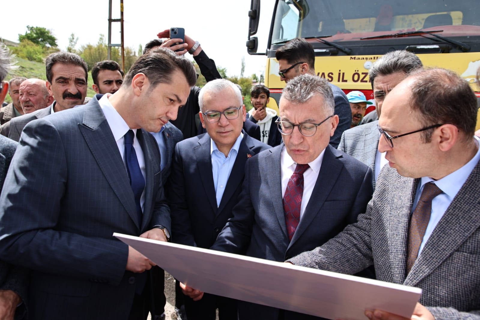 Sivas’ta Köy Yollarının Standartı Artıyor Sivas’ta Köy Yollarının Standartı Artıyor