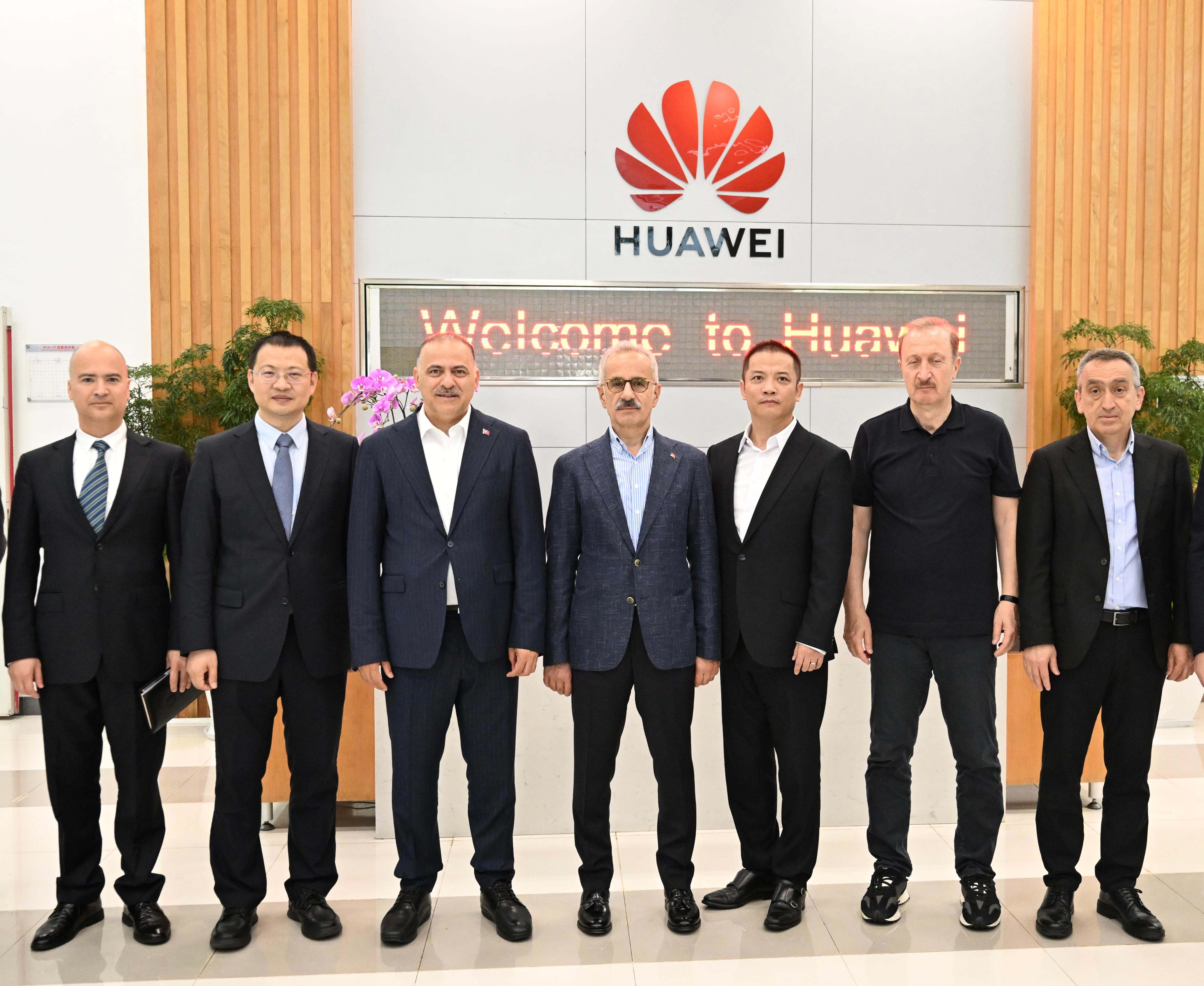 BAKAN URALOĞLU, TEKNOLOJİ DEVLERİYLE BİR ARAYA GELDİ