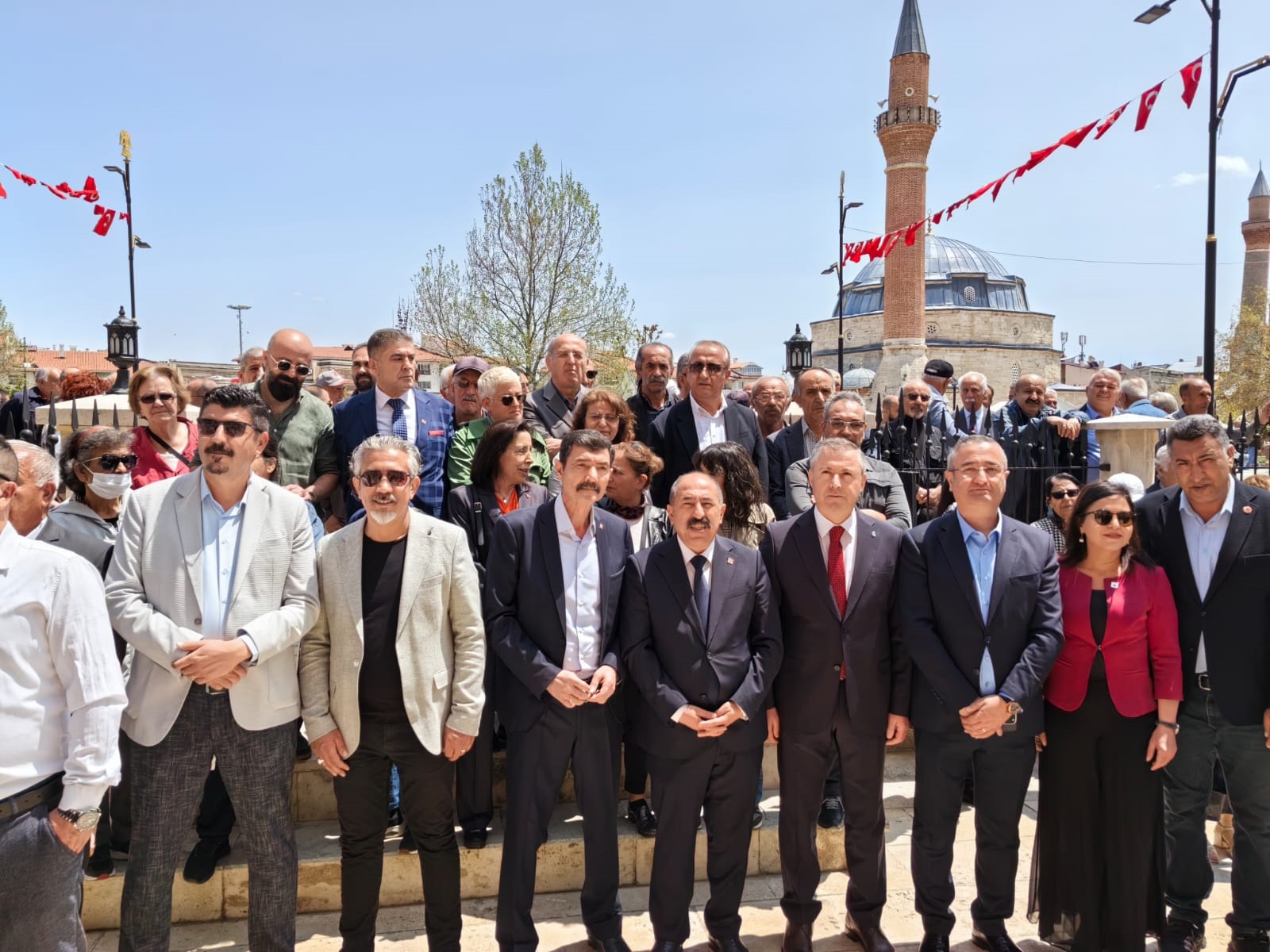 CHP İl Başkanlığı 19 Mayıs Atatürk ve Gençlik Spor Bayramı nedeniyle Çelenk sundu