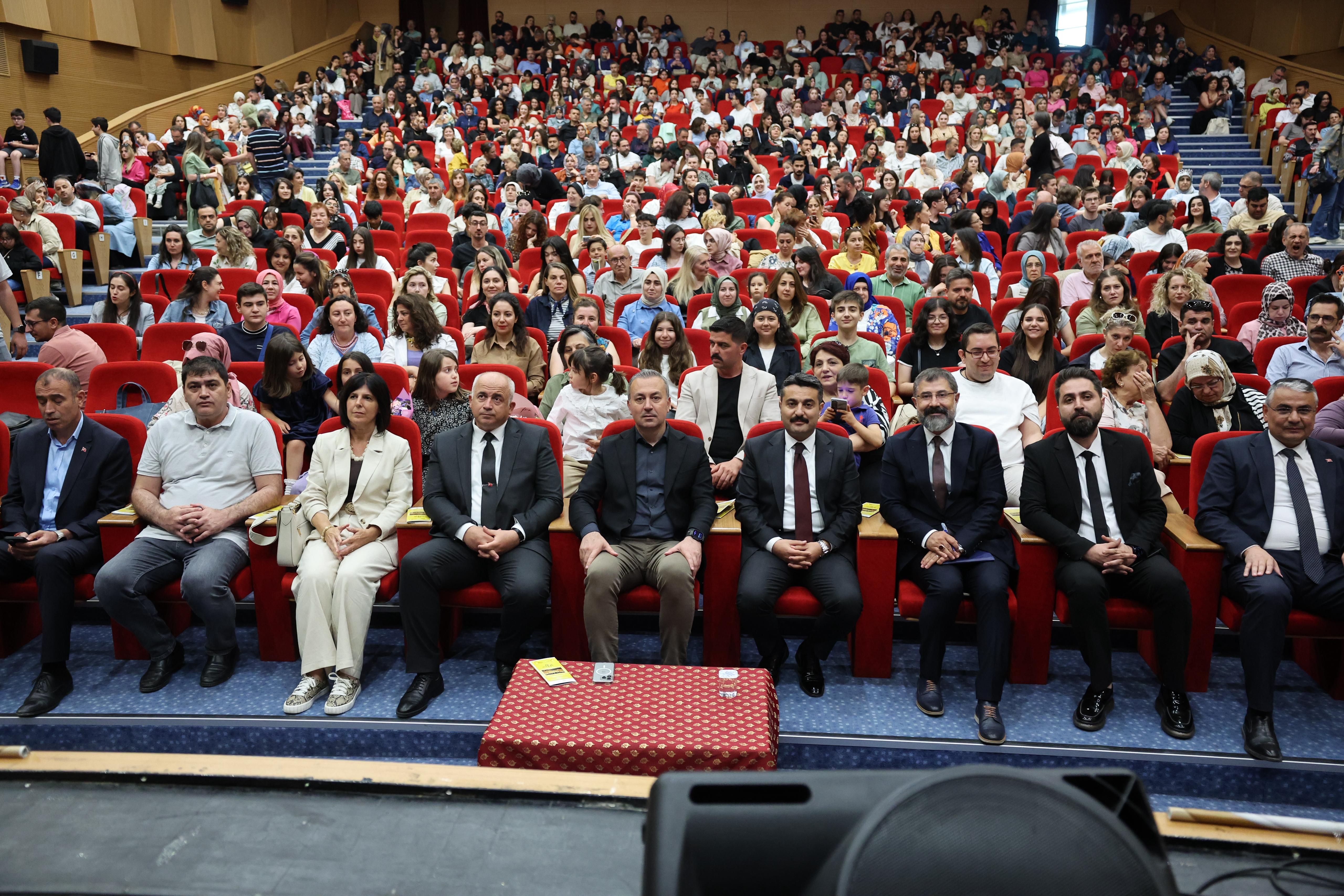 "Sivas Maarif Orkestrası" ilk konserini gerçekleştirdi. "Sivas Maarif Orkestrası" ilk konserini gerçekleştirdi.