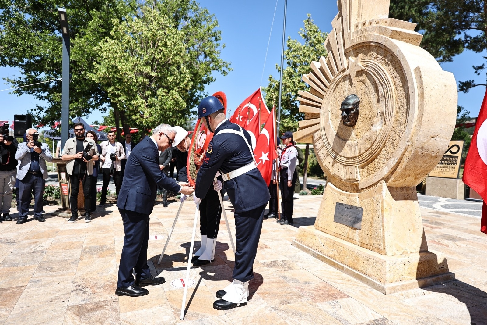 Mustafa Kemal Atatürk'ün, Sivas'a ilk teşriflerinin 106'ncı yıl dönümü, düzenlenen törenle kutlandı. Mustafa Kemal Atatürk'ün, Sivas'a ilk teşriflerinin 106'ncı yıl dönümü, düzenlenen törenle kutlandı.