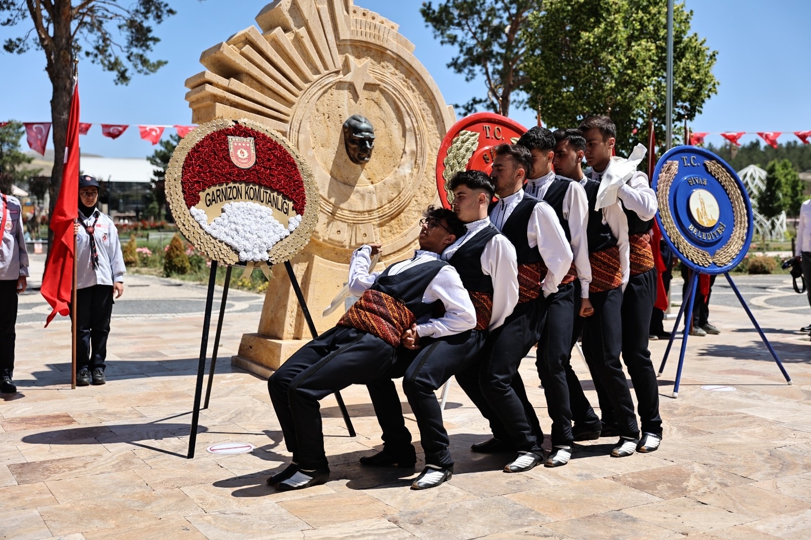 Mustafa Kemal Atatürk'ün, Sivas'a ilk teşriflerinin 106'ncı yıl dönümü, düzenlenen törenle kutlandı. Mustafa Kemal Atatürk'ün, Sivas'a ilk teşriflerinin 106'ncı yıl dönümü, düzenlenen törenle kutlandı.