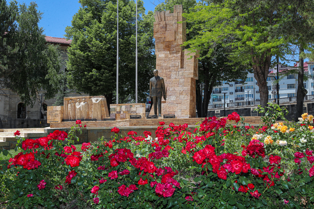 ATATÜRK ANITI'NIN ÇEVRE DÜZENLEMESİ TAMAMLANDI