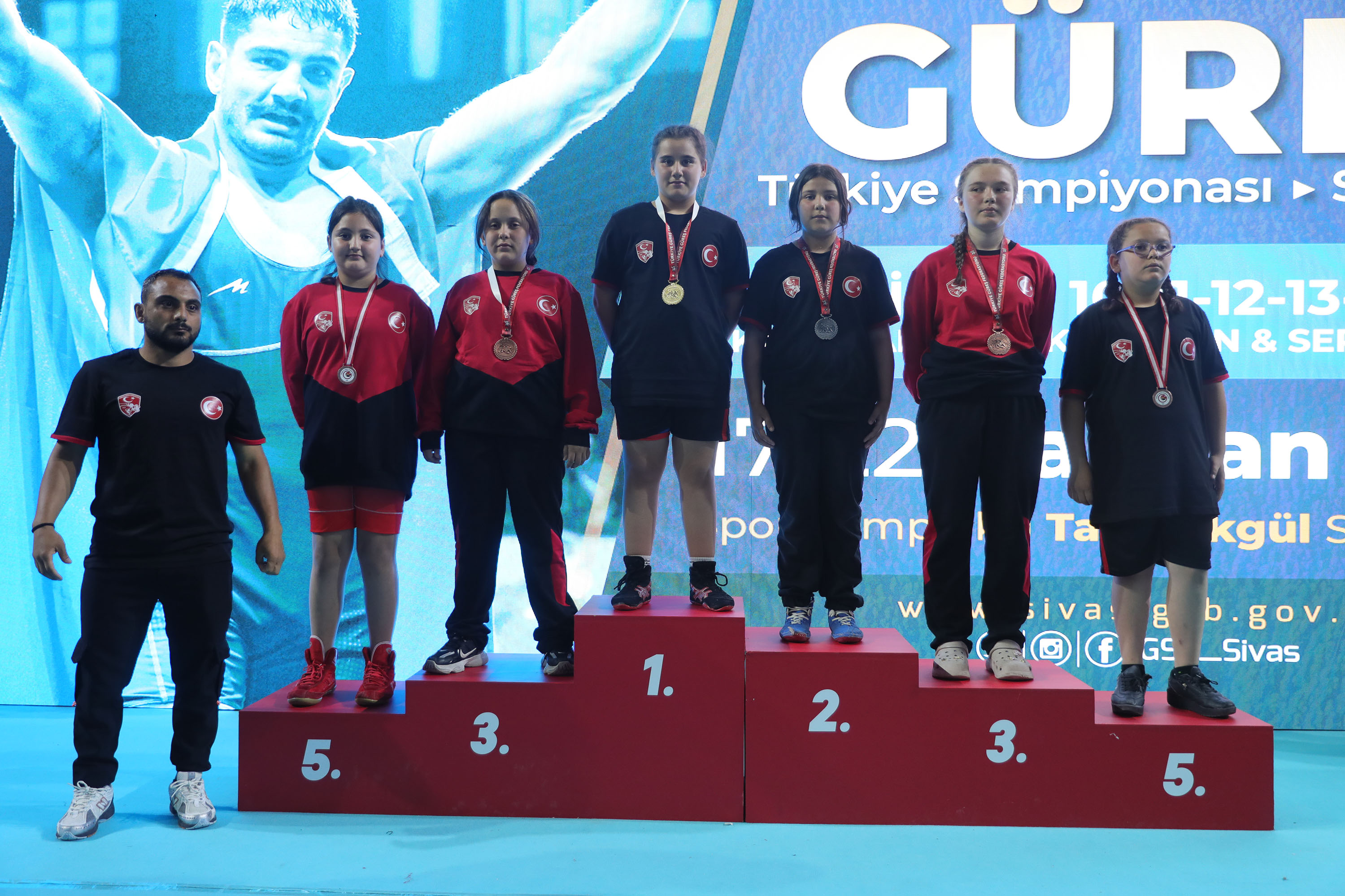 Minikler Türkiye Güreş Şampiyonası Sivas'ta Tüm Coşkusuyla Devam Ediyor