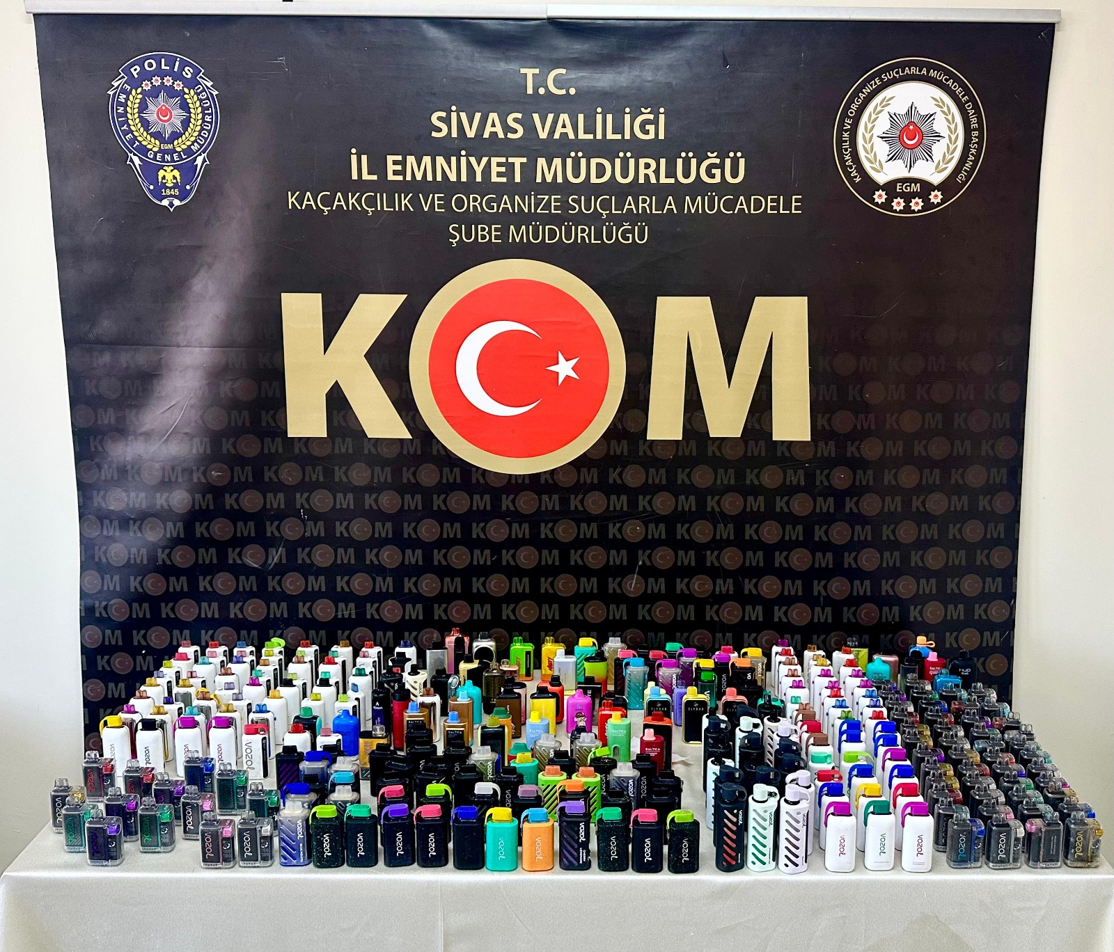 TÜTÜN MAMULLERİ, MAKARON, ELEKTRONİK SİGARA VE ELEKTRONİK SİGARA SARMA MAKİNESİ ELE GEÇİRİLDİ TÜTÜN MAMULLERİ, MAKARON, ELEKTRONİK SİGARA VE ELEKTRONİK SİGARA SARMA MAKİNESİ ELE GEÇİRİLDİ