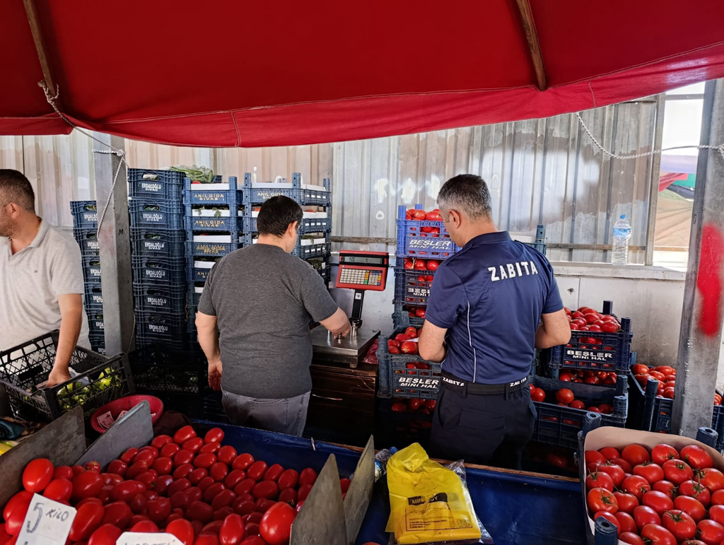 ZABITA EKİPLERİNDEN PAZARLARDA TARTI DENETİMİ ZABITA EKİPLERİNDEN PAZARLARDA TARTI DENETİMİ