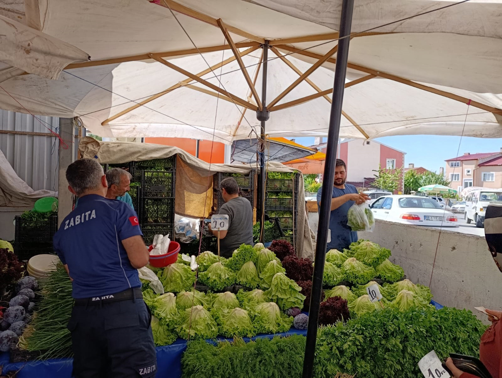 ZABITA EKİPLERİNDEN PAZARLARDA TARTI DENETİMİ ZABITA EKİPLERİNDEN PAZARLARDA TARTI DENETİMİ