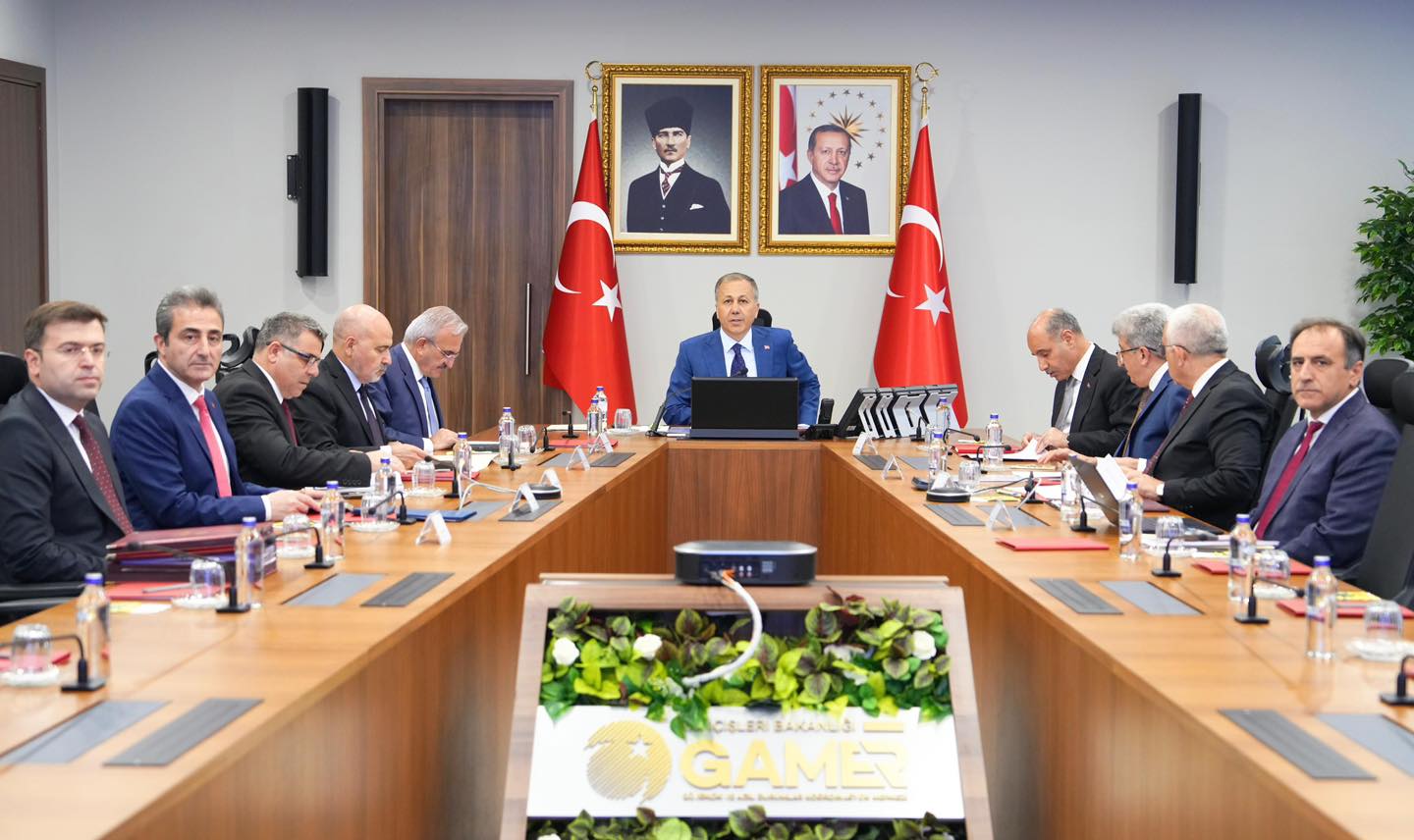 Hayvanları Koruma Kanunu ile ilgili 51 il valisinin katılımıyla Video Konferans Sistemi (VKS) üzerinden toplantı düzenlendi Hayvanları Koruma Kanunu ile ilgili 51 il valisinin katılımıyla Video Konferans Sistemi (VKS) üzerinden toplantı düzenlendi