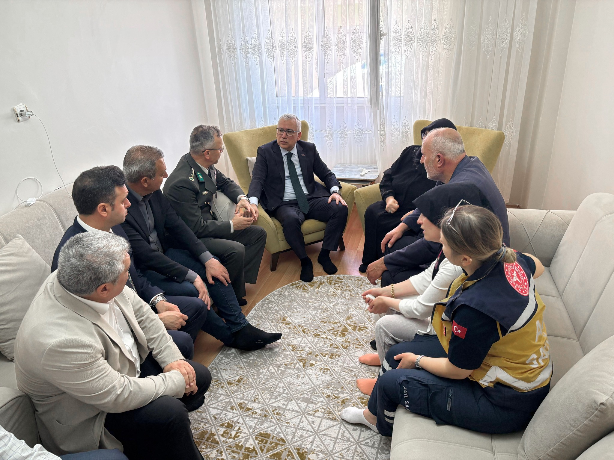 Şehit Olan Uzman Çavuş Ümit Üzüm evinin Vali Şimşek Garnizon Komutanı Mutlu ve Belediye Başkanı Uzun ziyaret etti