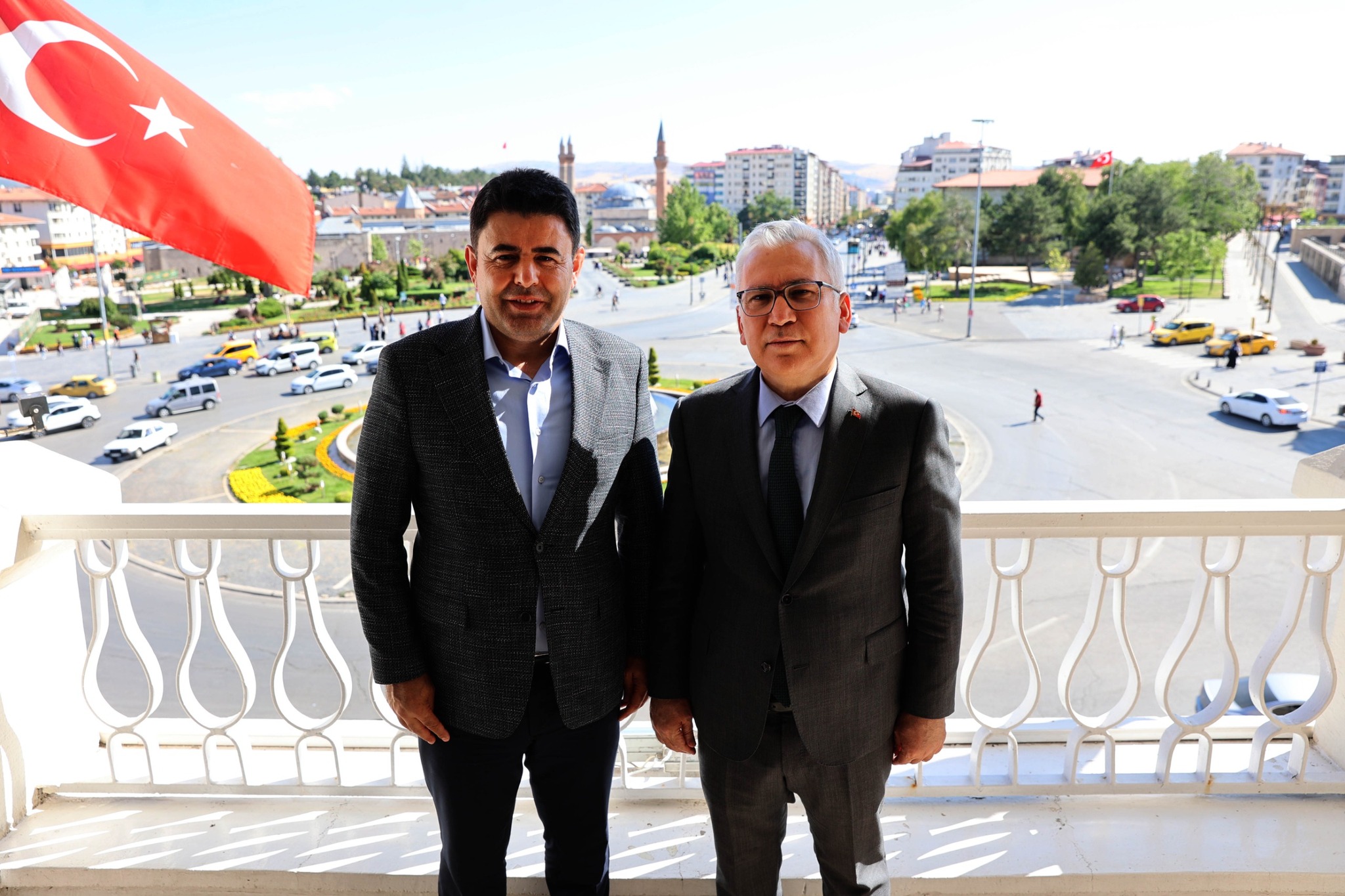 Ulaştırma ve Altyapı Bakan Yardımcısı Osman Boyraz Vali Yılmaz Şimşek'i makamında ziyaret etti