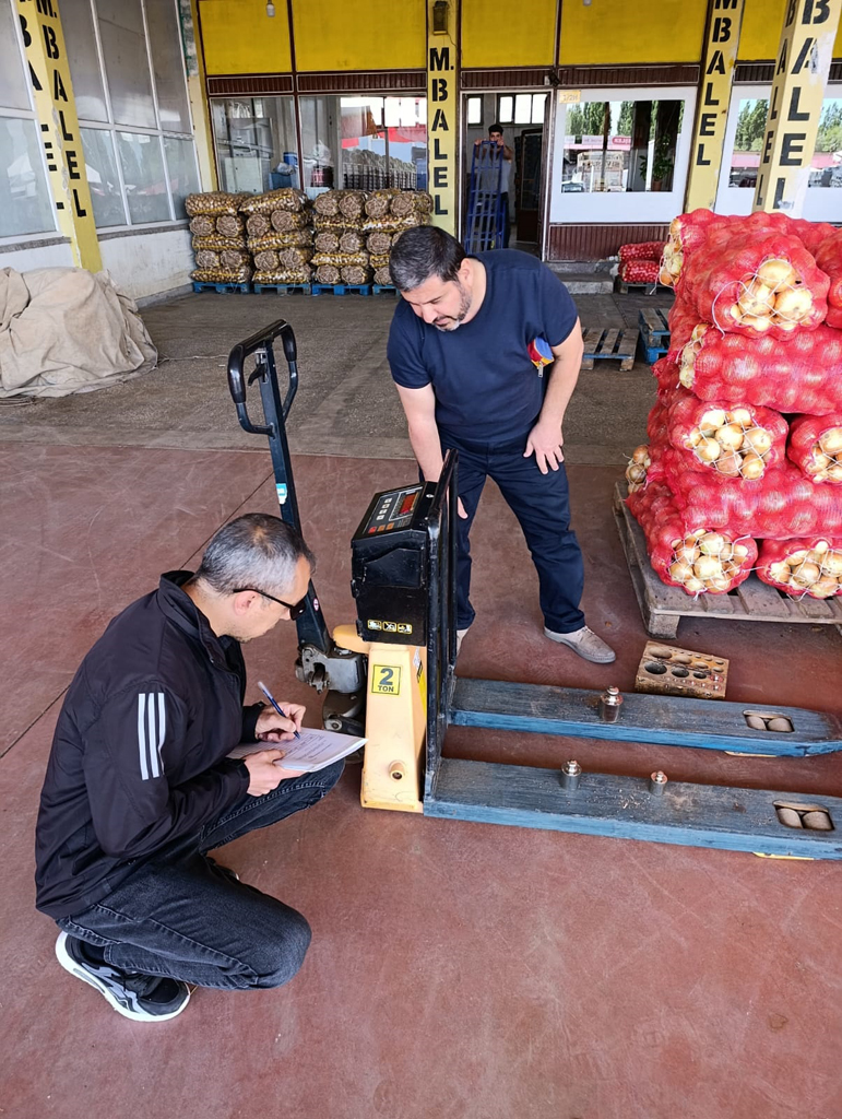 ZABITA EKİPLERİNDEN PAZARLARDA TARTI DENETİMİ ZABITA EKİPLERİNDEN PAZARLARDA TARTI DENETİMİ