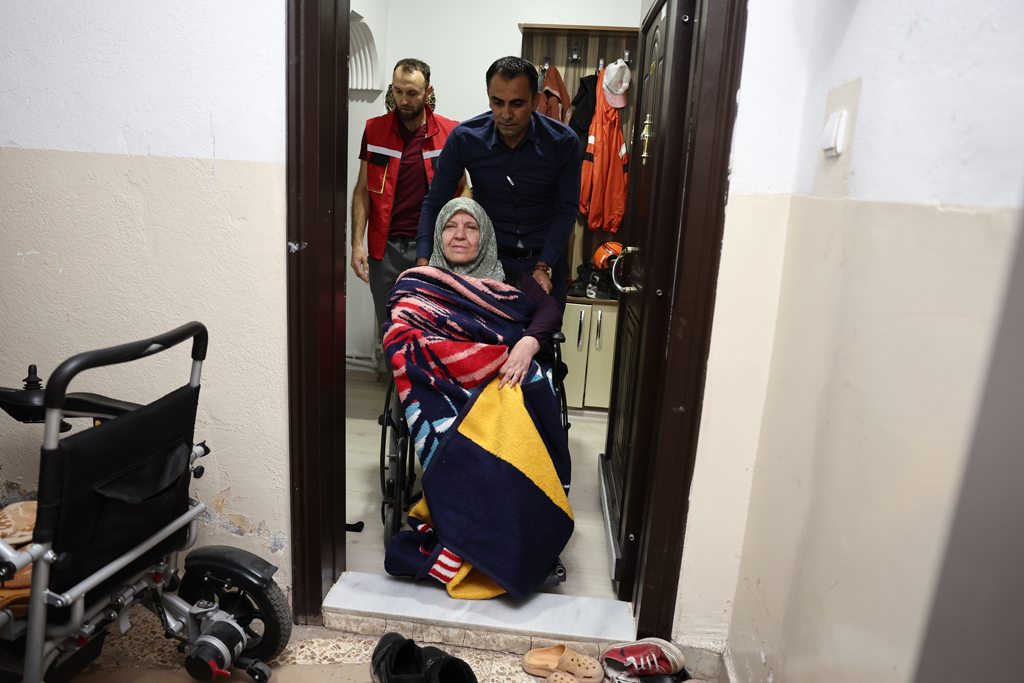 SEVGİ TEYZE İÇİN BELEDİYE EKİPLERİ SEFERBER OLDU SEVGİ TEYZE İÇİN BELEDİYE EKİPLERİ SEFERBER OLDU