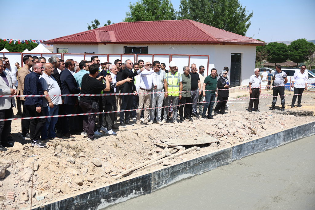 SICAK ÇERMİK’TE KADIN VE ERKEK HAVUZLAR İÇİN İLK BETON ATILDI SICAK ÇERMİK’TE KADIN VE ERKEK HAVUZLAR İÇİN İLK BETON ATILDI
