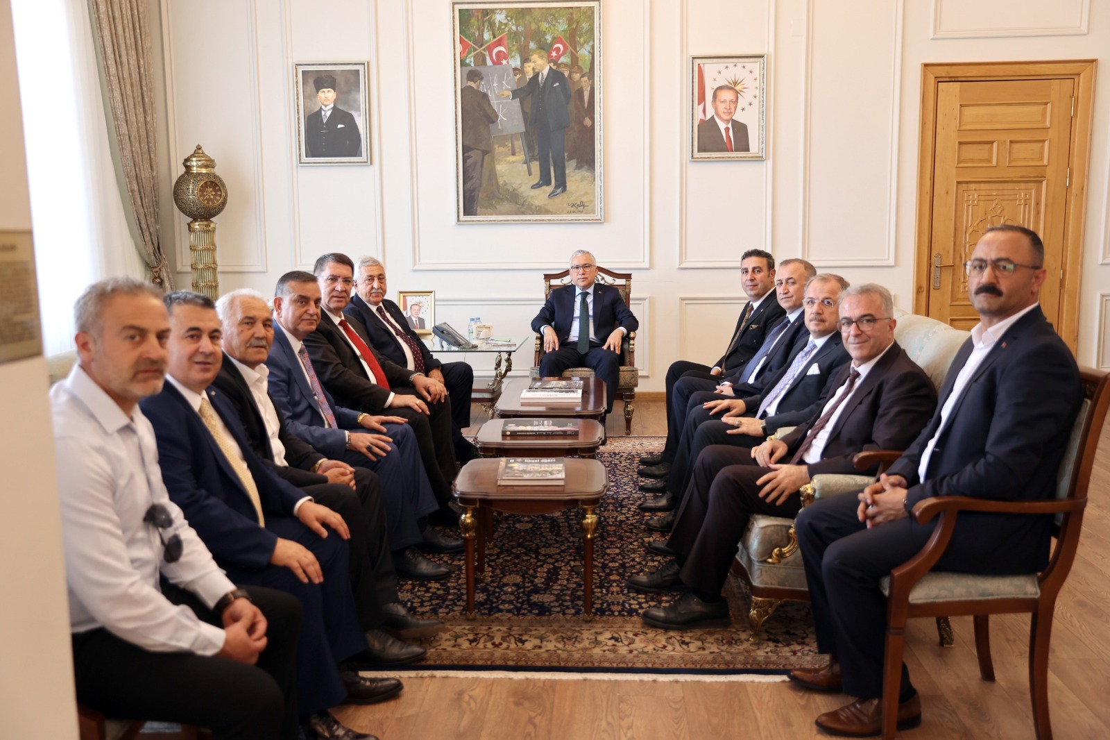 Türkiye Esnaf ve Sanatkârları Konfederasyonu (TESK) Genel Başkanı Bendevi Palandöken ve beraberindekiler Vali Dr Yılmaz Şimşek'i ziyaret etti Türkiye Esnaf ve Sanatkârları Konfederasyonu (TESK) Genel Başkanı Bendevi Palandöken ve beraberindekiler Vali Dr Yılmaz Şimşek'i ziyaret etti