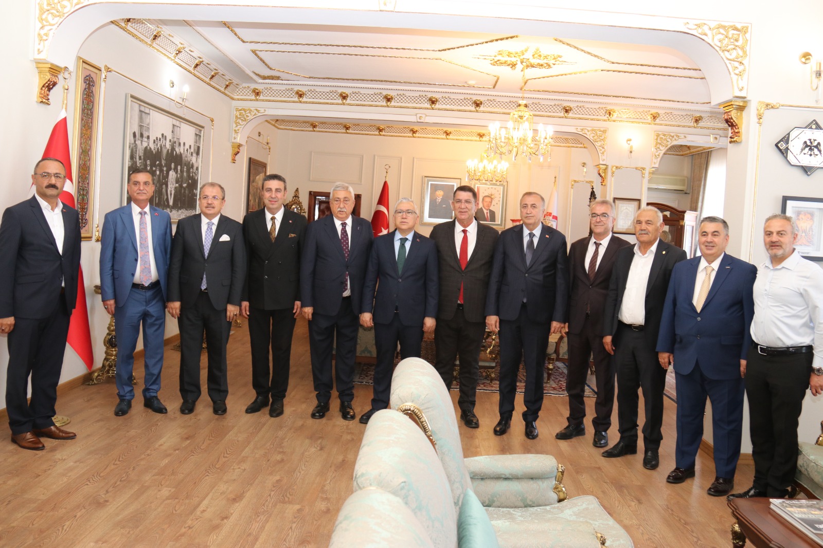 Türkiye Esnaf ve Sanatkârları Konfederasyonu (TESK) Genel Başkanı Bendevi Palandöken ve beraberindekiler Vali Dr Yılmaz Şimşek'i ziyaret etti Türkiye Esnaf ve Sanatkârları Konfederasyonu (TESK) Genel Başkanı Bendevi Palandöken ve beraberindekiler Vali Dr Yılmaz Şimşek'i ziyaret etti