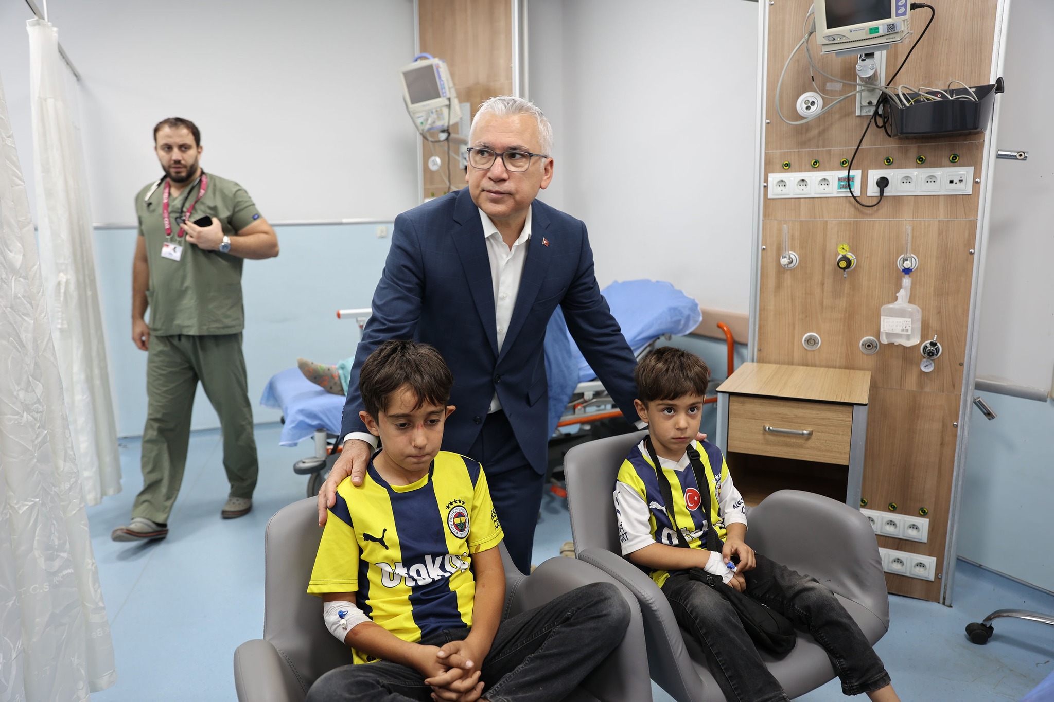 Vali Şimşek, 2 Kazanın Ardından Hastaneyi Ziyaret Etti Vali Şimşek, 2 Kazanın Ardından Hastaneyi Ziyaret Etti