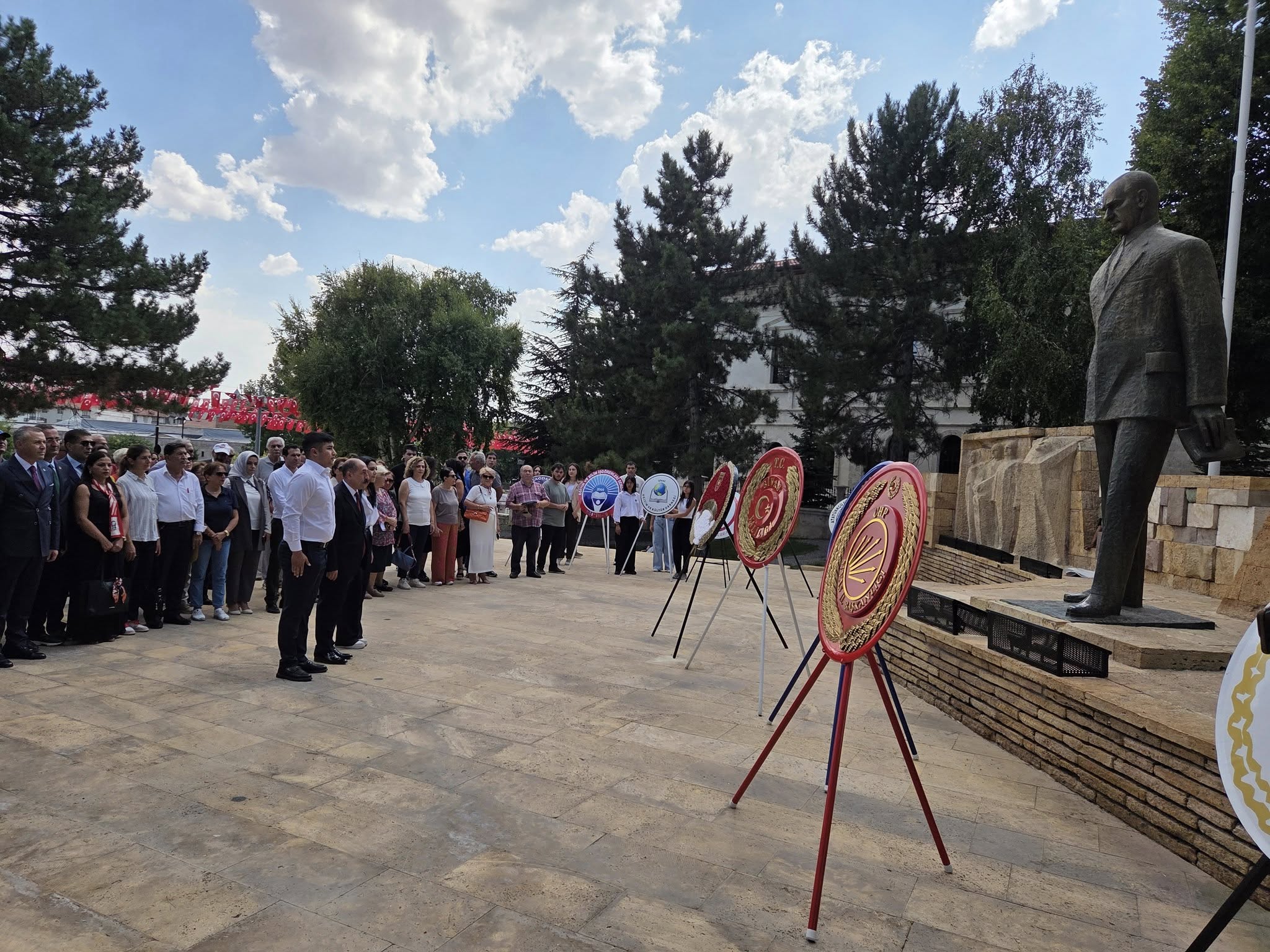 CHP 30 Ağustos Zafer Bayramı nedeniyle çelenk sunma töreni yapıldı.