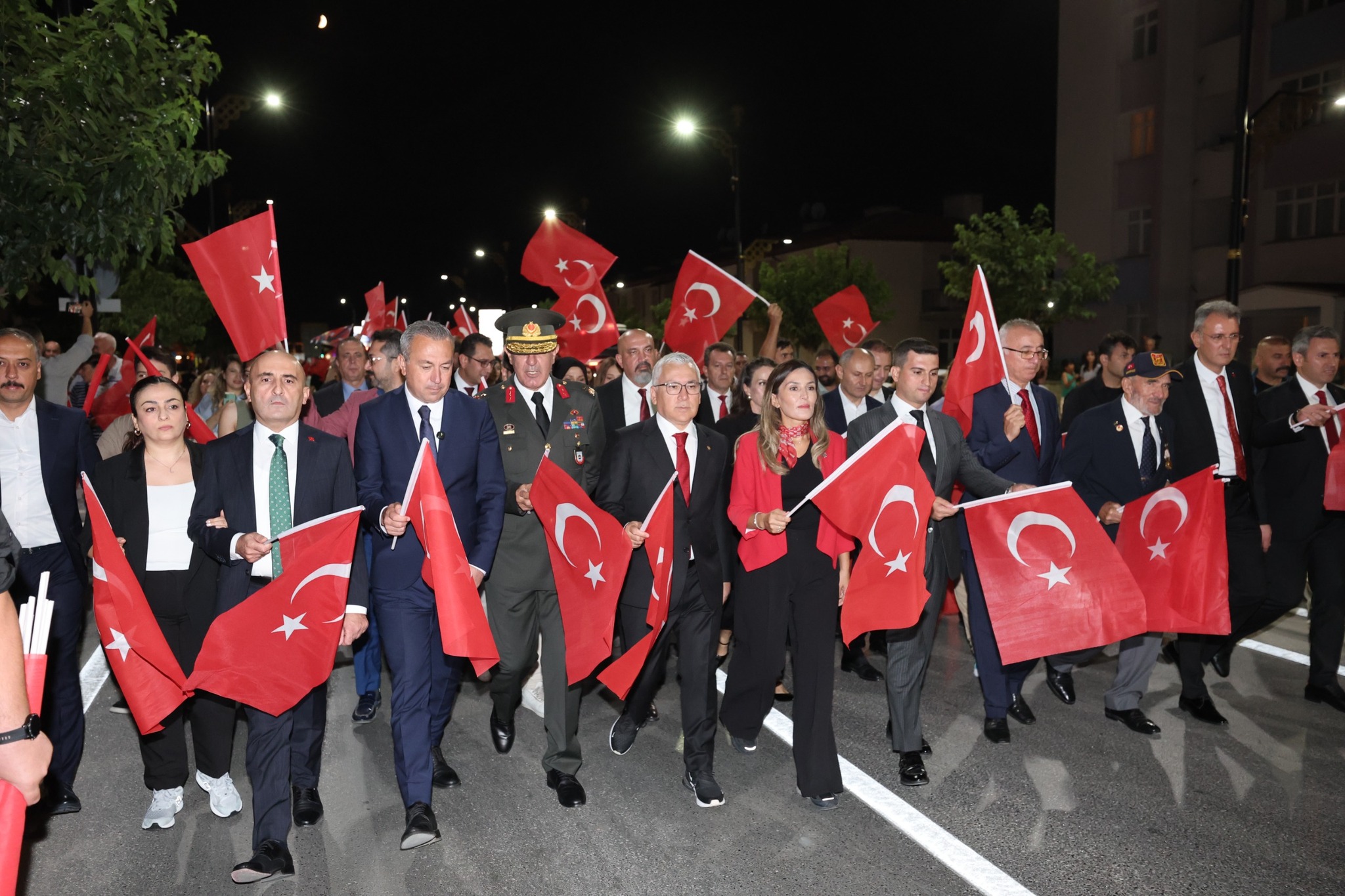 30 Ağustos Zafer Bayramı'nın 103. yıl dönümü etkinlikleri, Sivas Valiliği öncülüğünde düzenlenen yürüyüş ile sona erdi