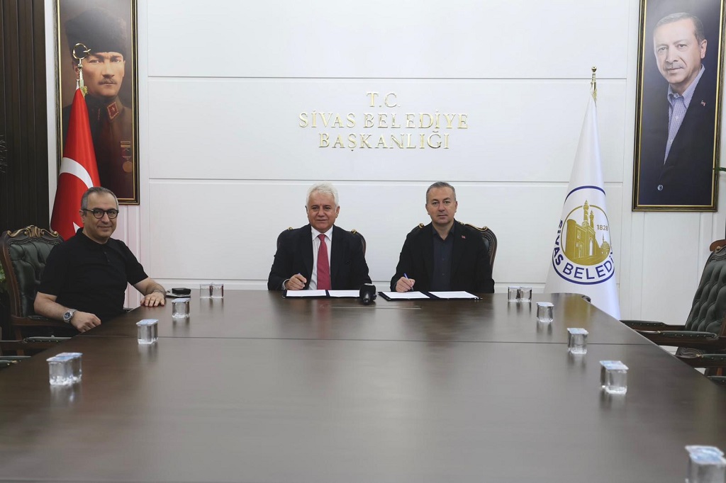 AYNALI ÇARŞI'NIN DIŞ CEPHESİ TARİHİ ESERLERE UYUMLU HALE GETİRİLİYOR