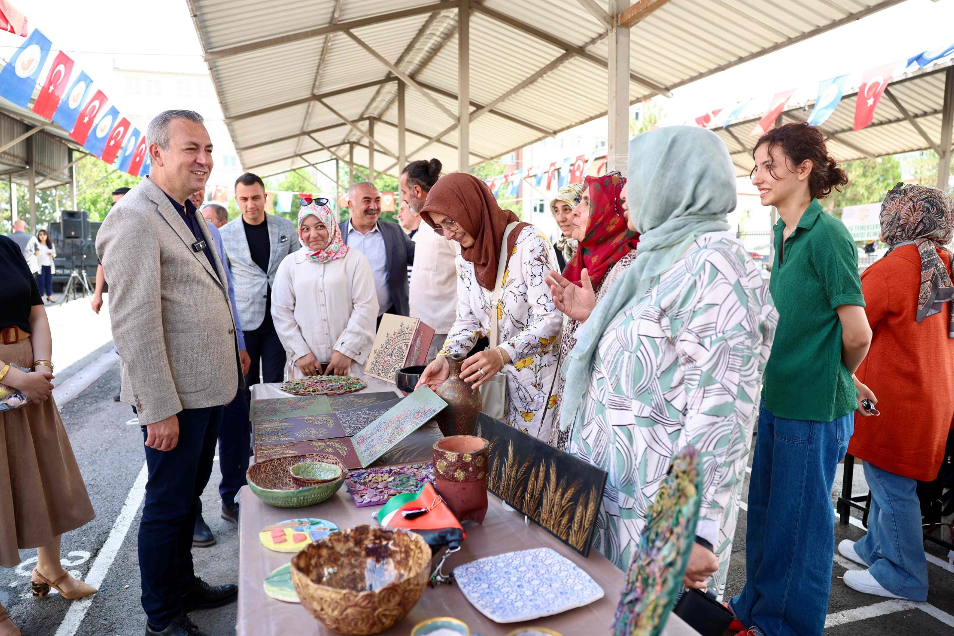 ÜRETİCİ KADINLAR VE İKİNCİ EL EŞYA PAZARI AÇILDI