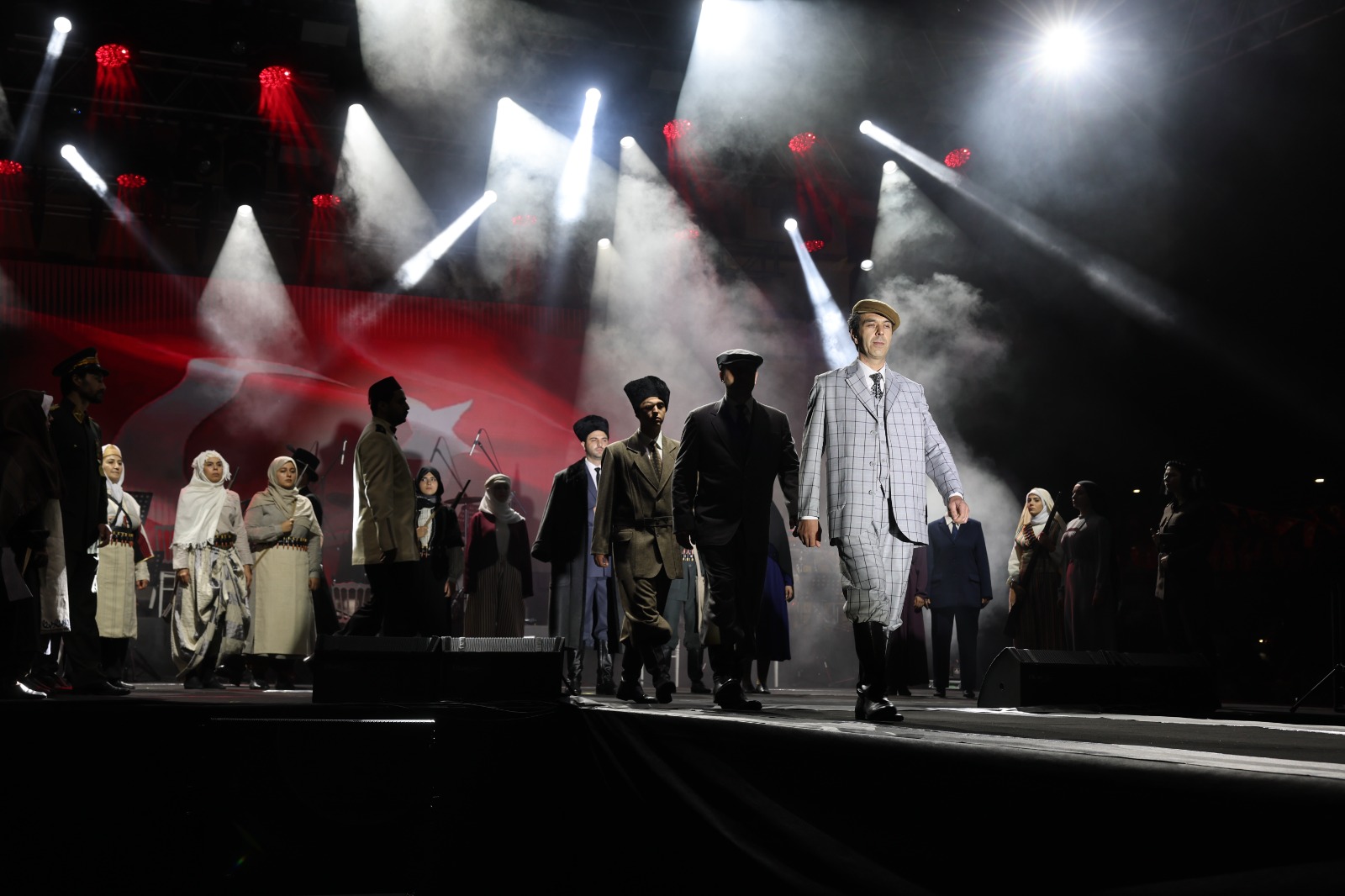 “Hepimiz Bir Kilimin Desenleriyiz…” sloganı ile Sivas Yöresinde Geleneksel Giyim Kuşam Defilesi gerçekleştirildi