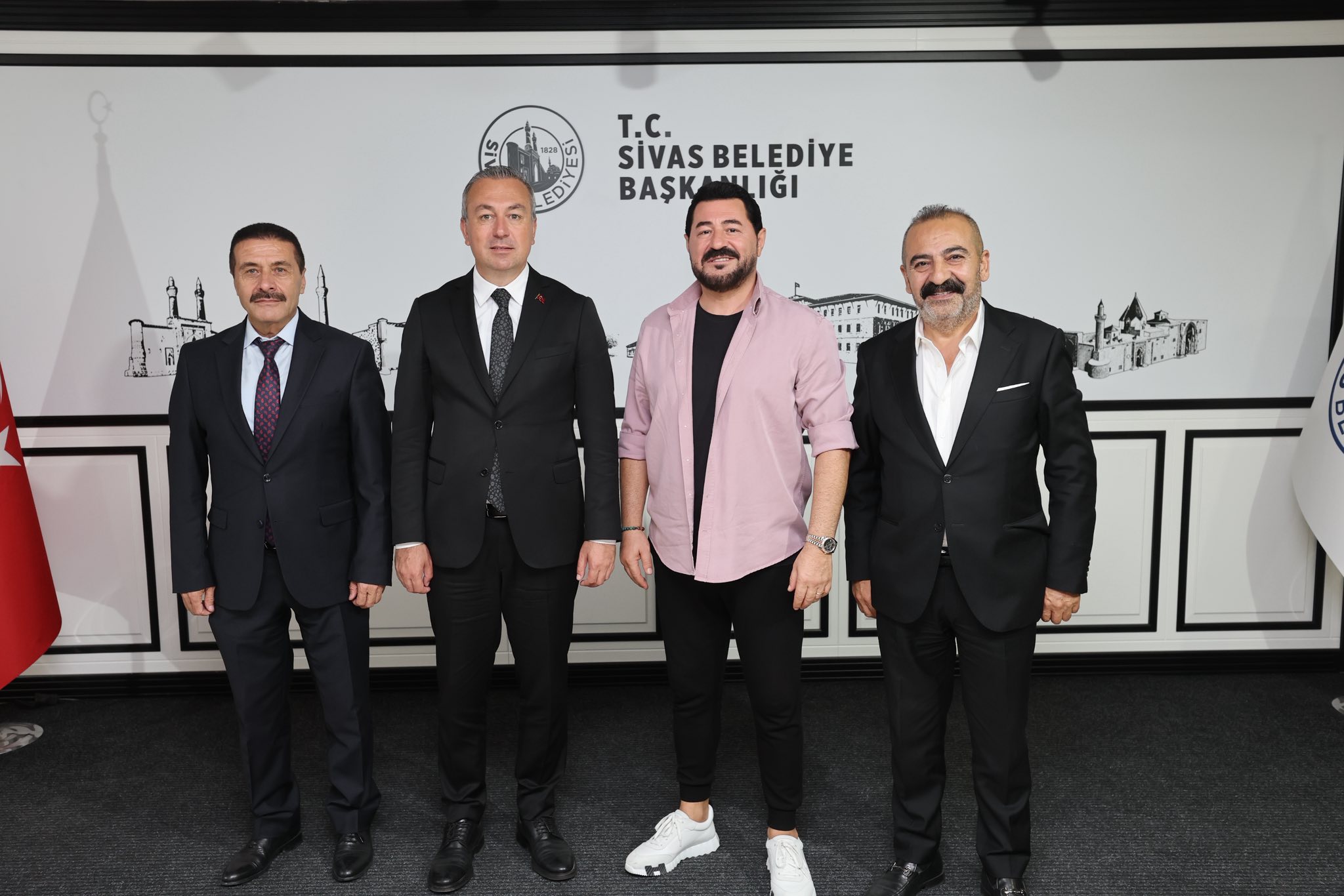 Aabesk Sanatçısı Serkan Kaya ve Ömer Kurt Valilik ve Belediyeyi ziyaret etti