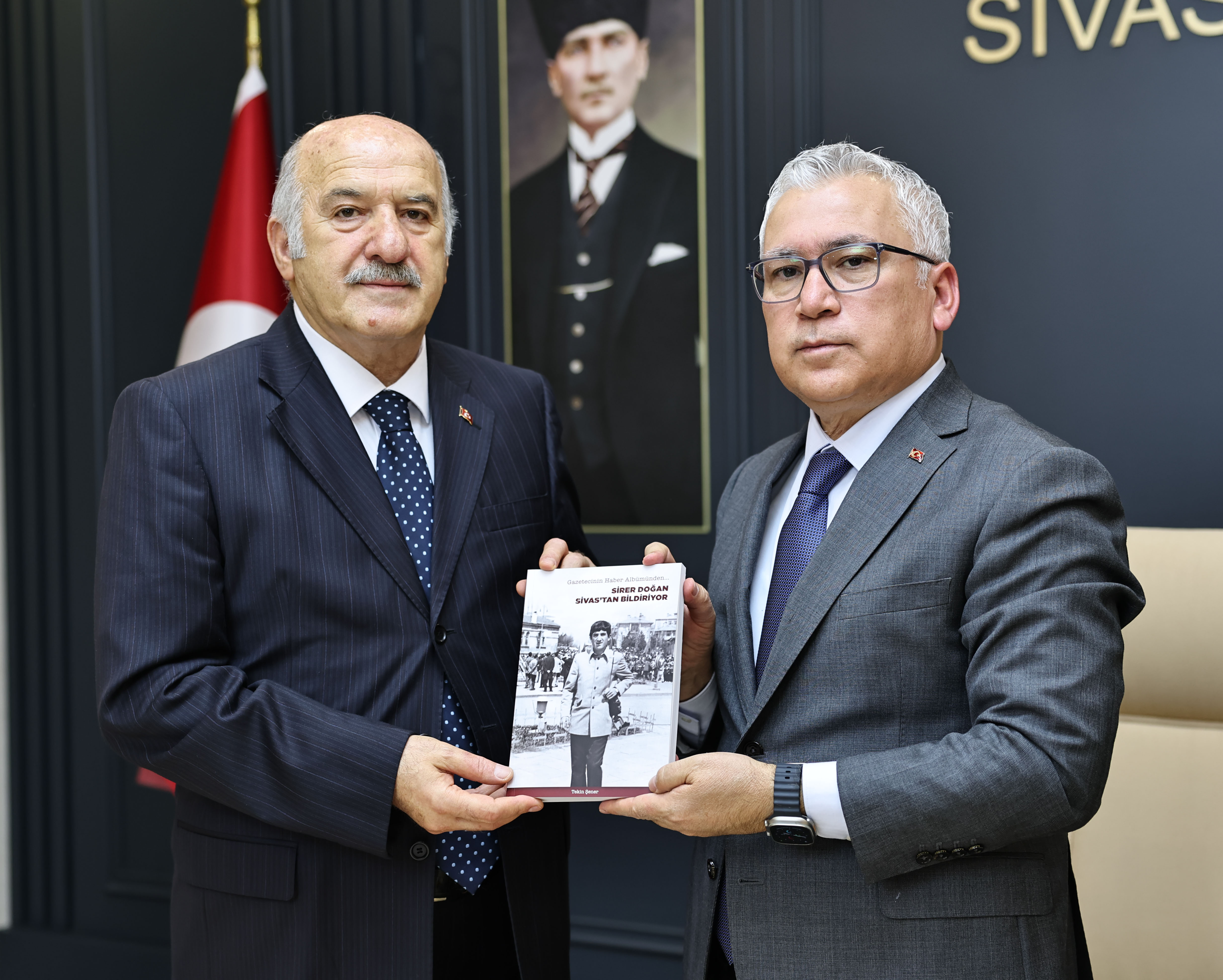 Sivaslı Duayen Gazeteci Sirer Doğan'ın 55 Yıllık Anıları Kitap Oldu Sivaslı Duayen Gazeteci Sirer Doğan'ın 55 Yıllık Anıları Kitap Oldu